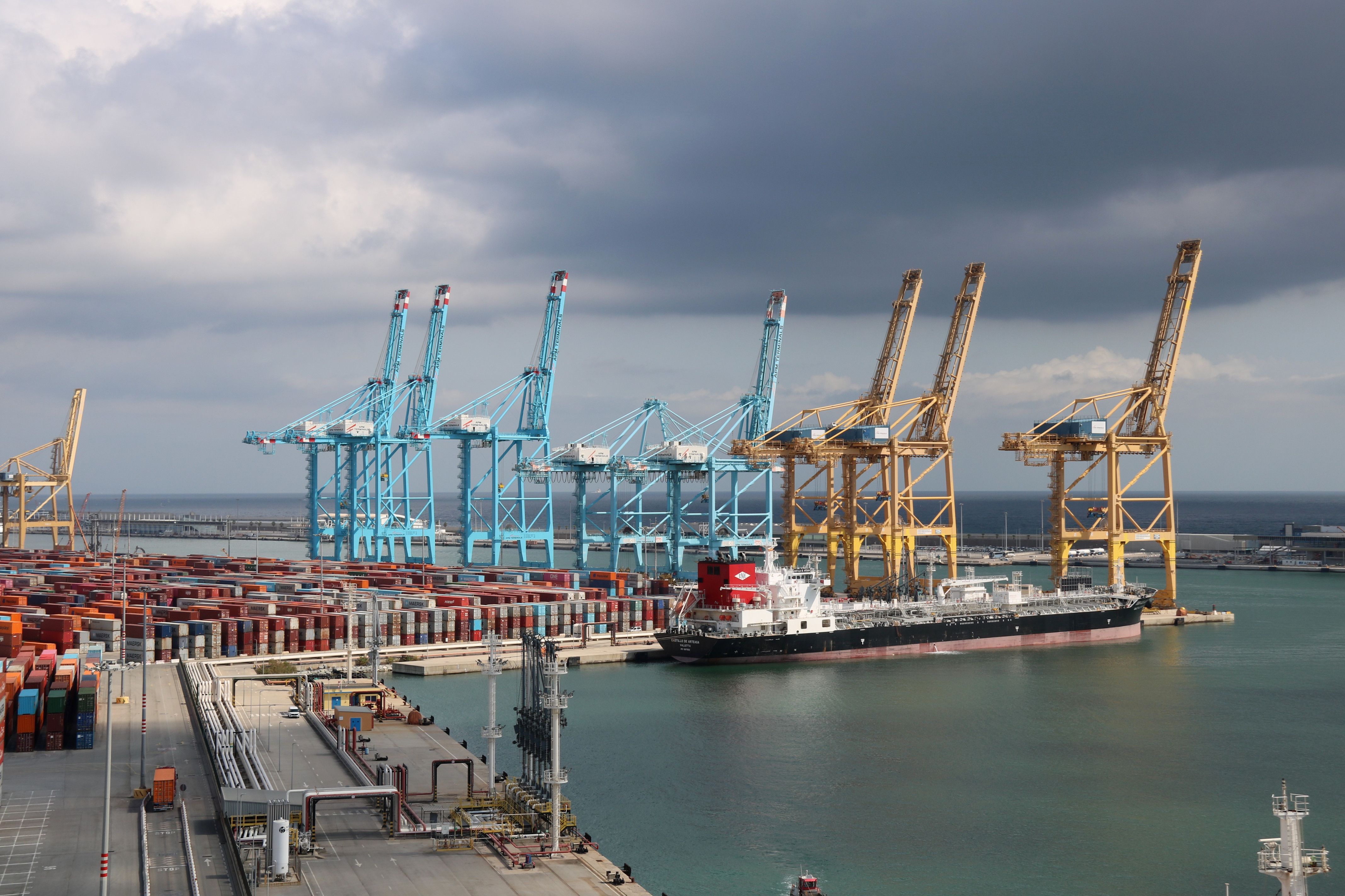Diverses grues per moure contenidors i mercaderies al port de Barcelona | Andrea Salazar (ACN)