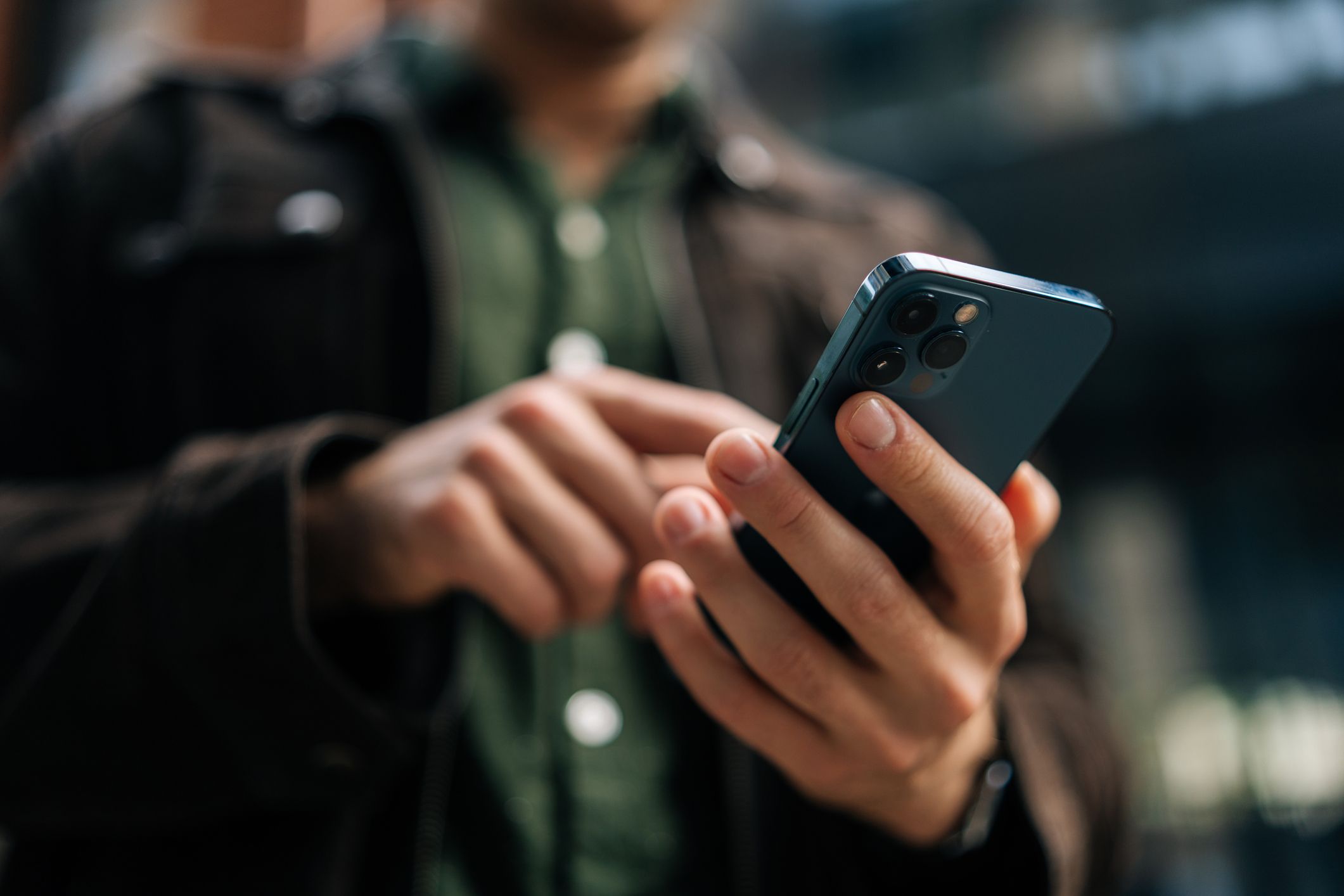 Prop del 40% dels joves utilitza les xarxes socials com a via principal per assabentar-se de l'actualitat | dikushin (iStock)
