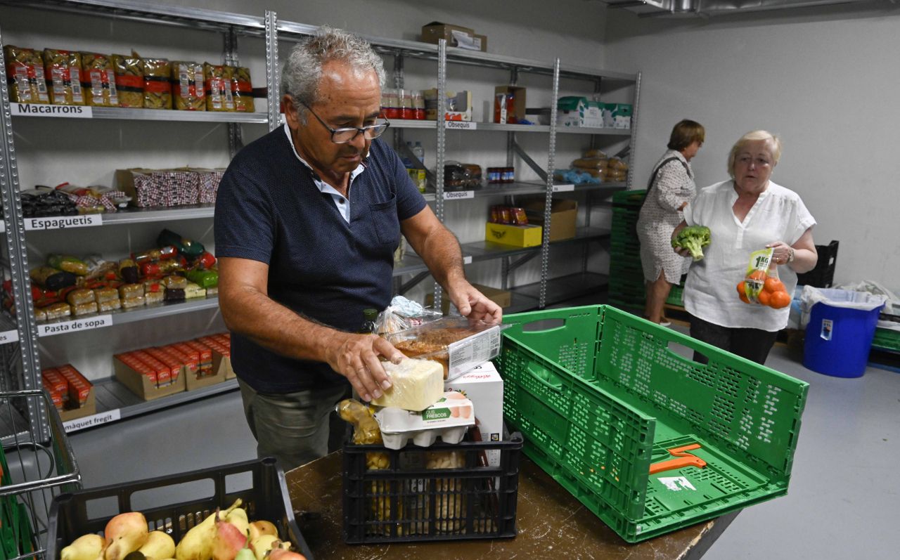 Voluntaris durant la recollida d'aliments | Cedida per la Fundació "la Caixa"