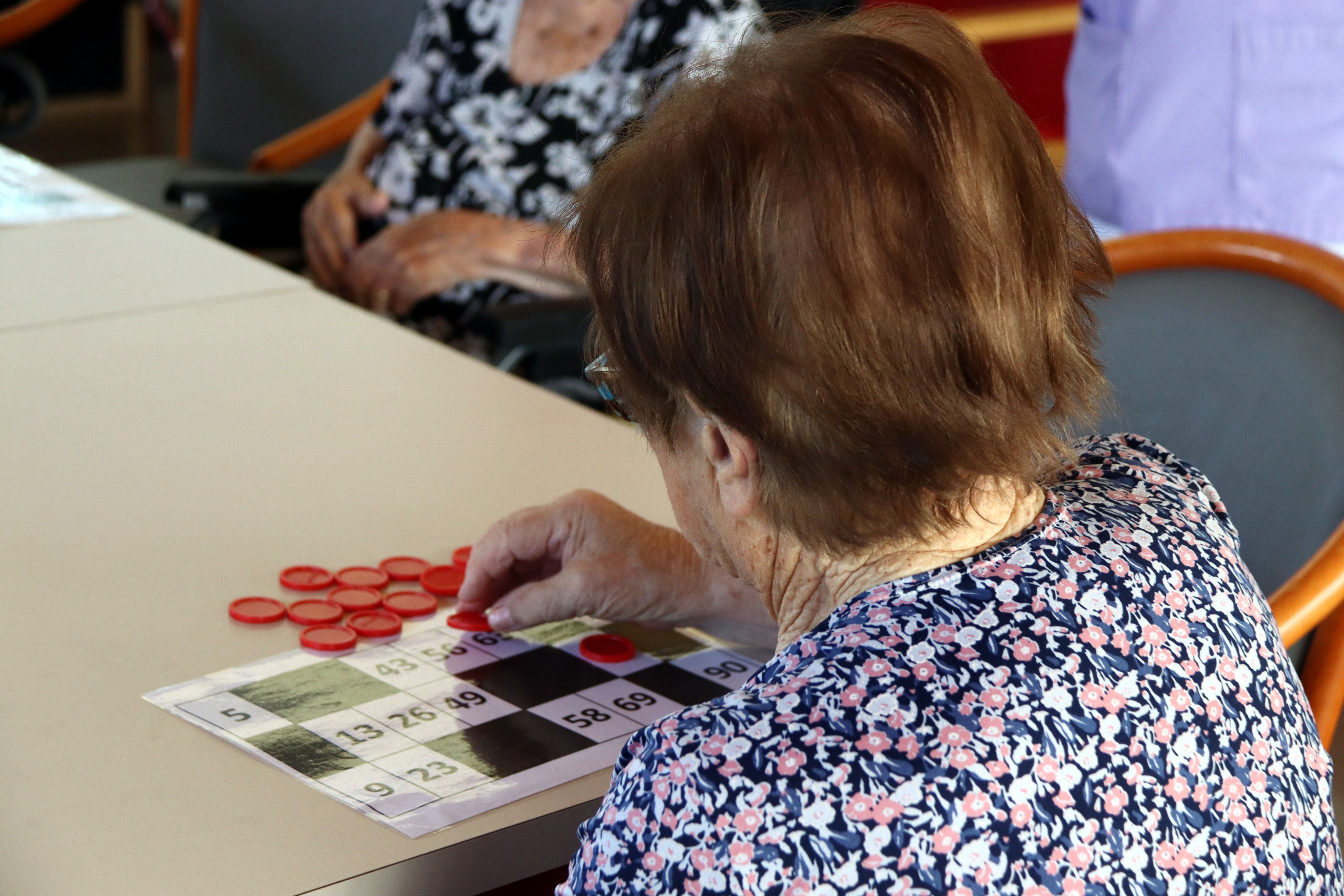 Una usuaria de la residencia de ancianos La Vall jugando en el Bingo | Mar Martí (ACN)