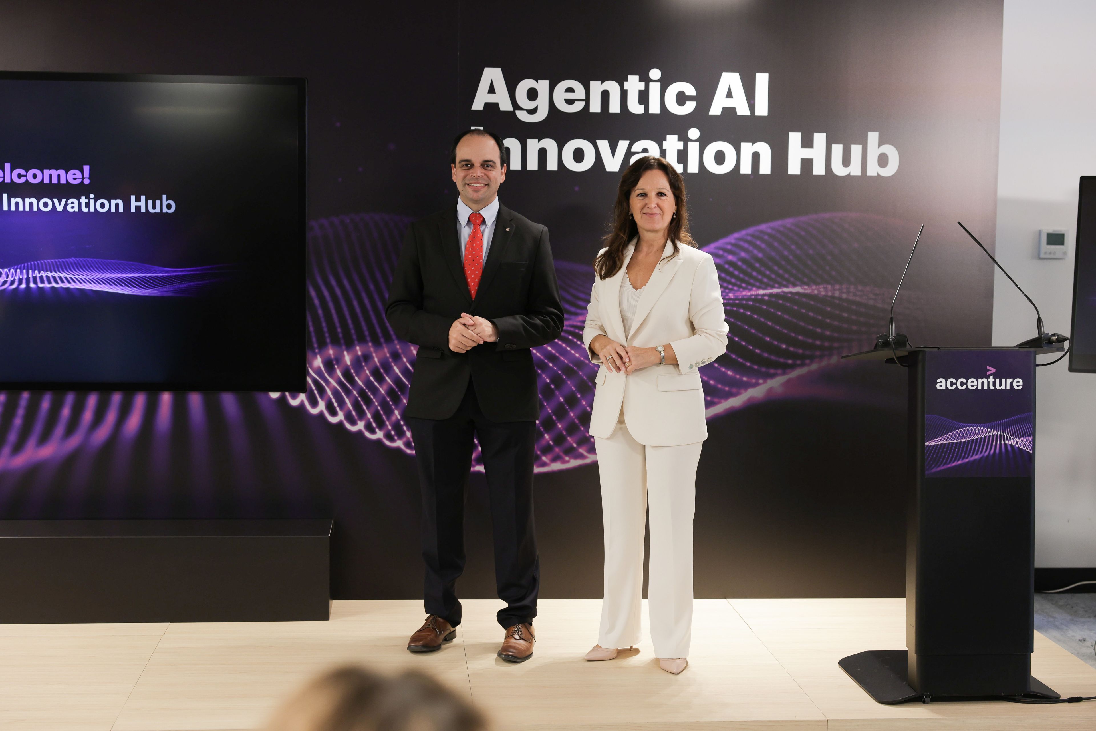 D'esquerra a dreta, el secretari de Telecomunicacions i Transformació Digital de la Generalitat, Albert Tort, i la presidenta i consellera delegada d'Accenture a Espanya i Portugal, Mercedes Oblanca | Cedida