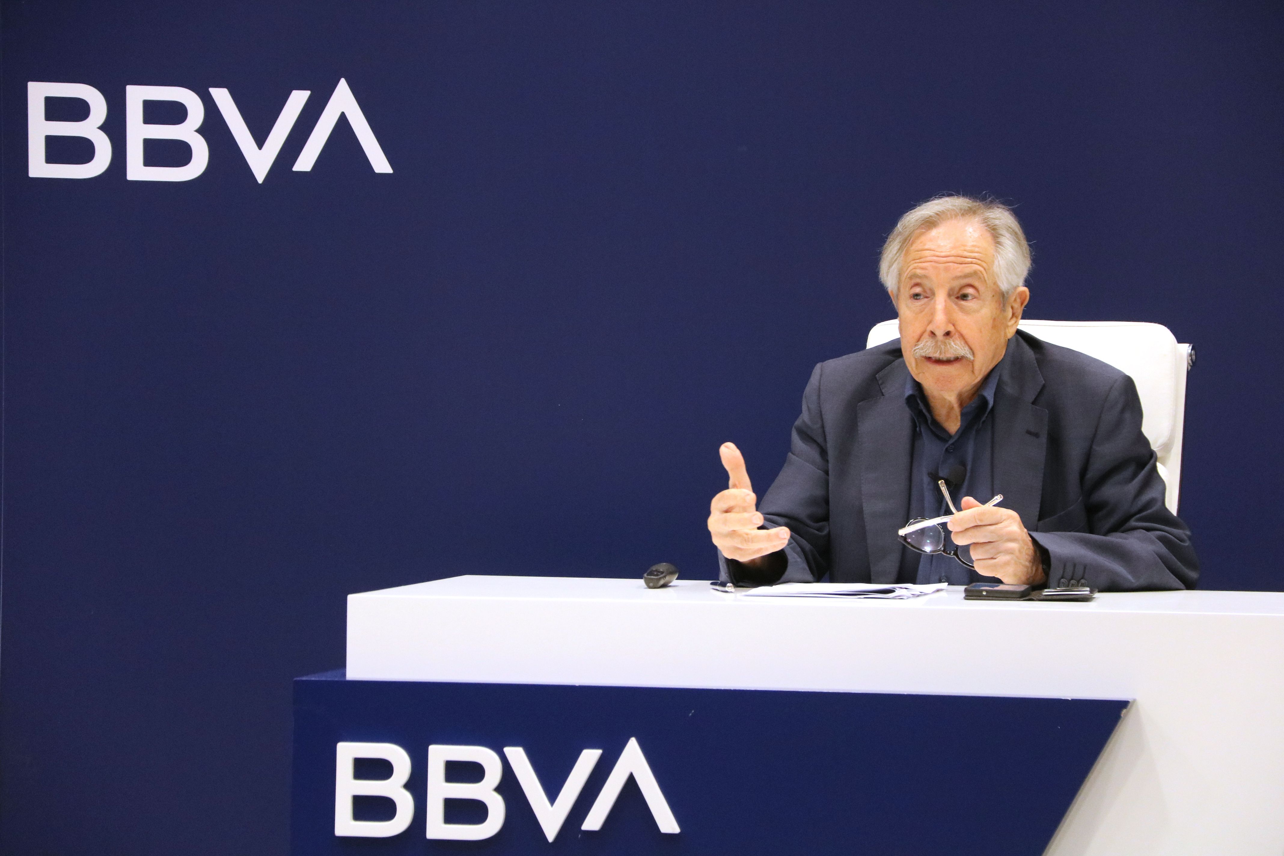 El catedràtic emèrit d'Economia Aplicada de la UAB i director de l'Anuari Comarcal del BBVA, Josep Oliver, durant la presentació de l'estudi | Iñaki Martinez Azpiroz (ACN)