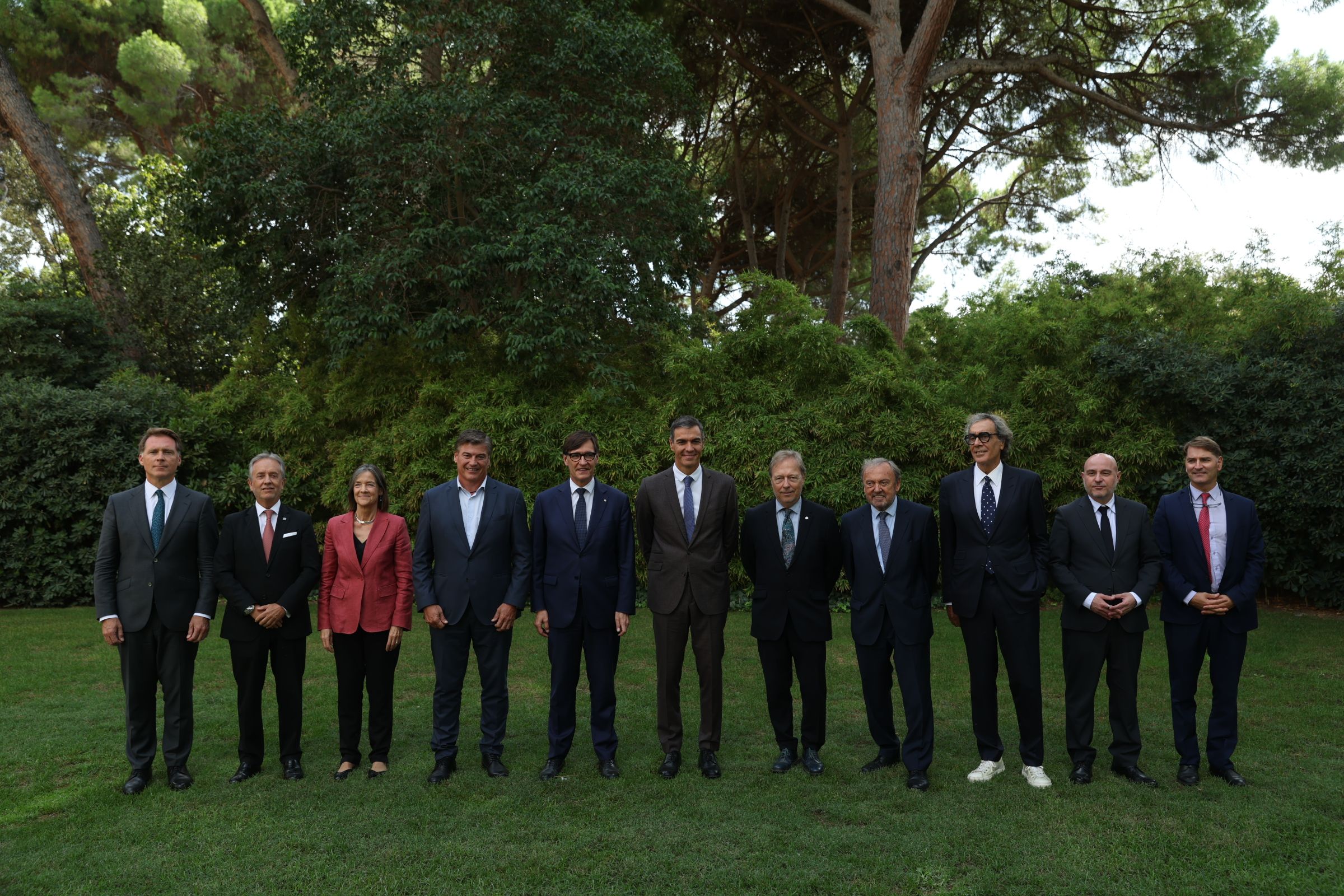 Imatge de grup del president del govern espanyol, Pedro Sánchez, i el de la Generalitat, Salvador Illa, reunits amb representants de la patronal catalana agrupada a la plataforma G8 | Sandra Armada / Pol Moncloa (ACN)