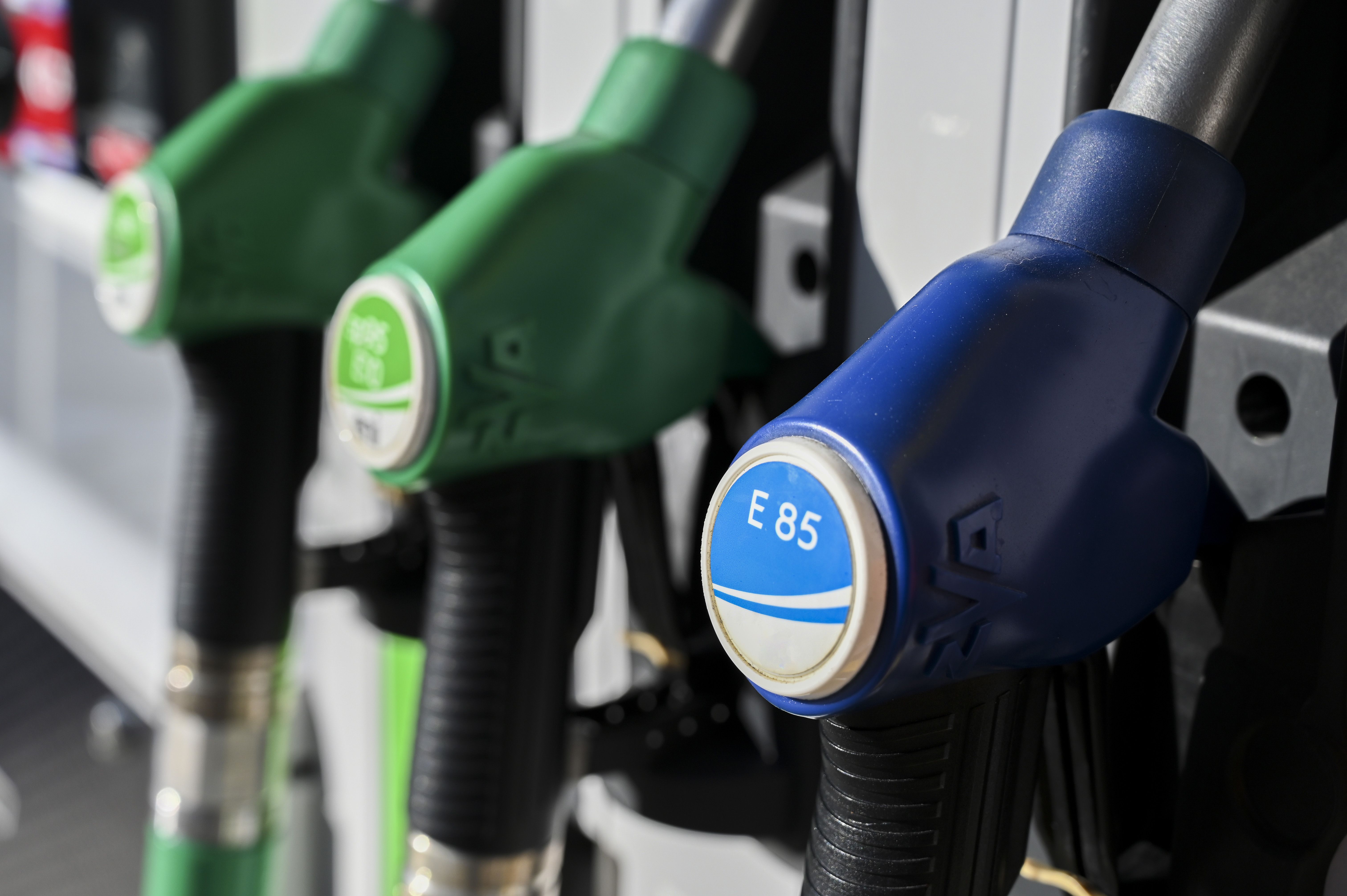 Diverses mànegues per posar gasolina en una gasolinera | Geneviève Engel (Unió Europea)