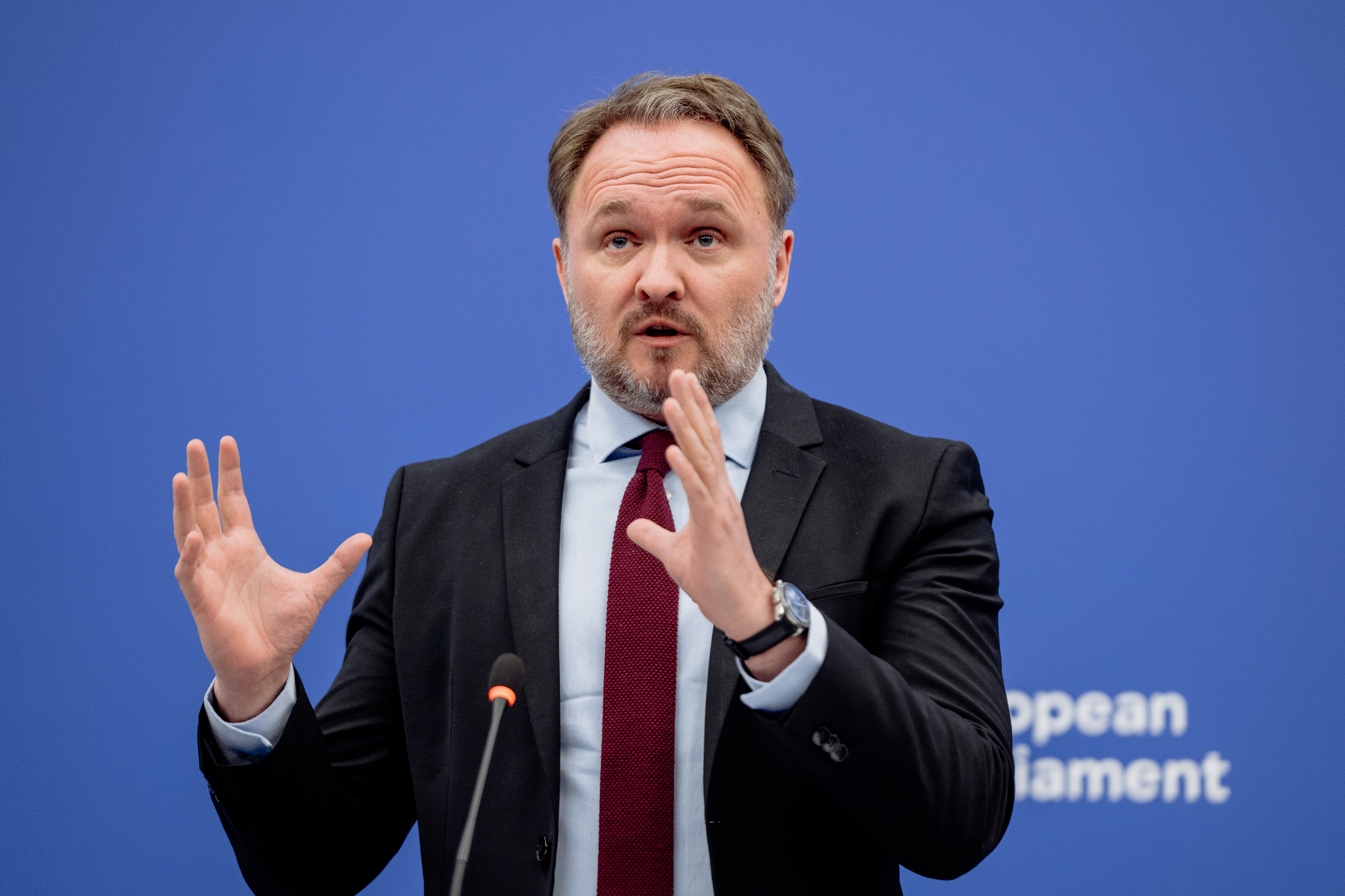 El comissari europeu d'Energia i Habitatge, Dan Jørgensen, en una roda de premsa al Parlament Europeu el maig de 2025 | Valentine Zeler/European Commission/dpa