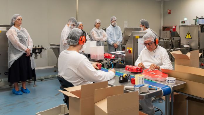 Dos operadores de la planta de Sant Quirze del Vallès | Cedida Dos operadores de la planta de Sant Quirze del Vallès | Cedida