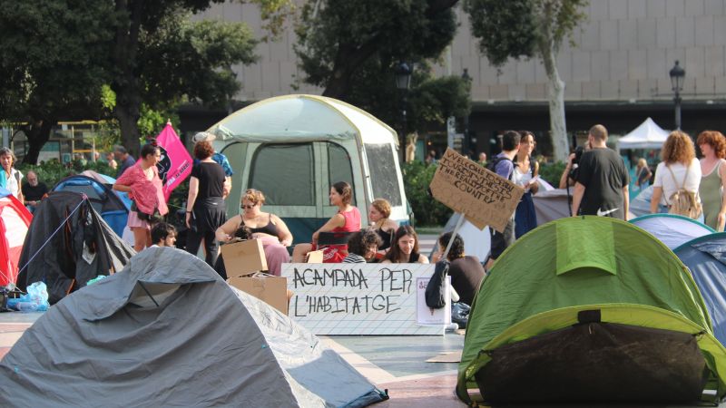 Els acampats a la plaça Catalunya de Barcelona | Miquel Codolar (ACN) Els acampats a la plaça Catalunya de Barcelona | Miquel Codolar (ACN)