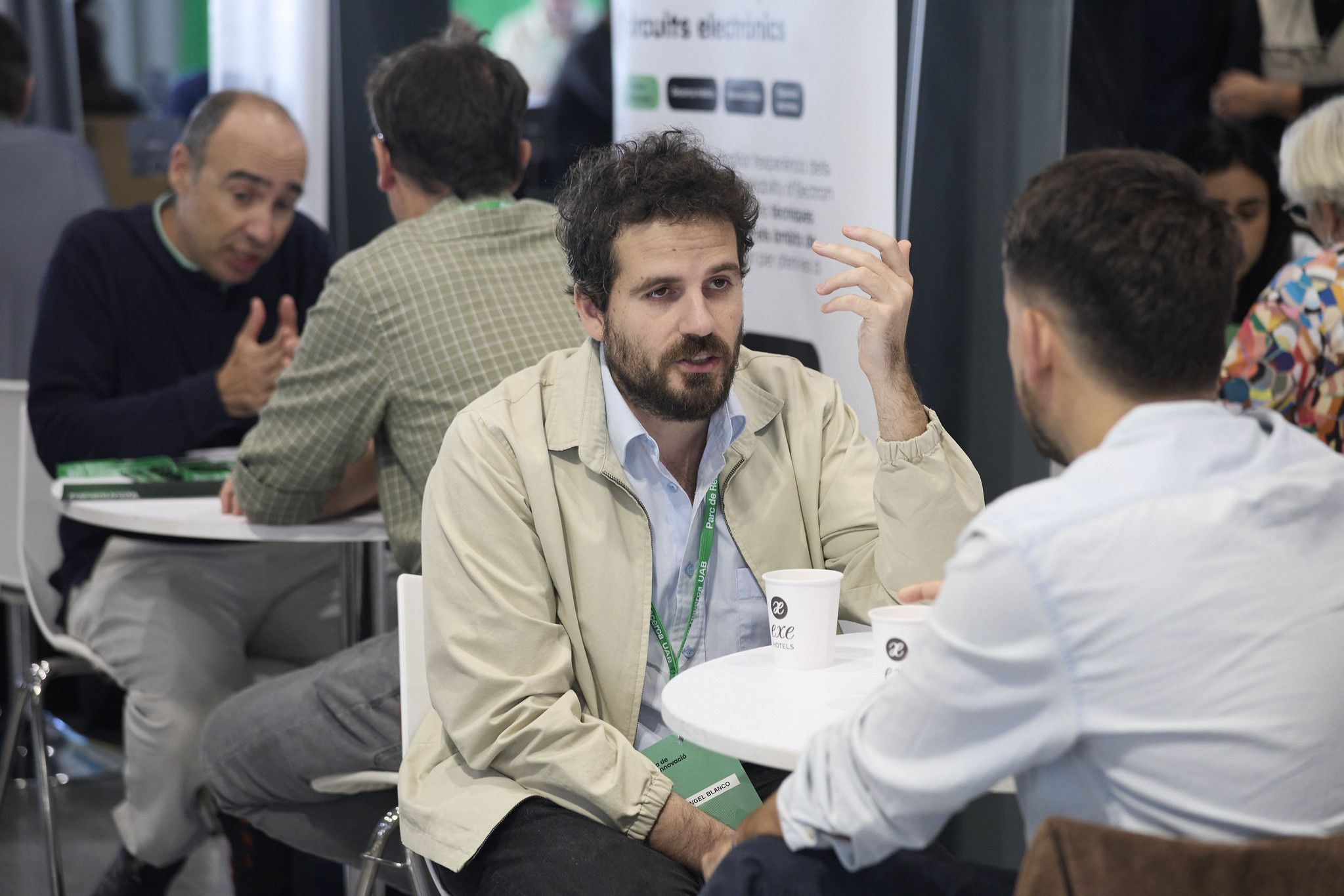 Dos assistents de la Fira de la Innovació de la UAB de 2025 conversen en una de les sessions de 'speed dating' | Cedida