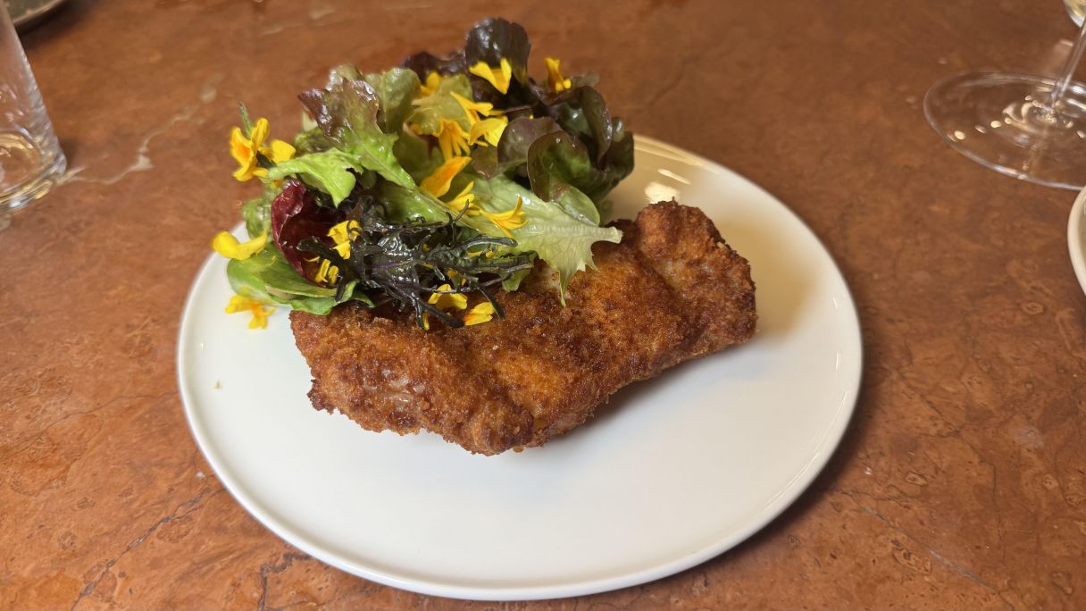 Milanesa de pularda en el restaurante Piedra de Barcelona | Lourdes López Milanesa de pularda en el restaurante Piedra de Barcelona | Lourdes López