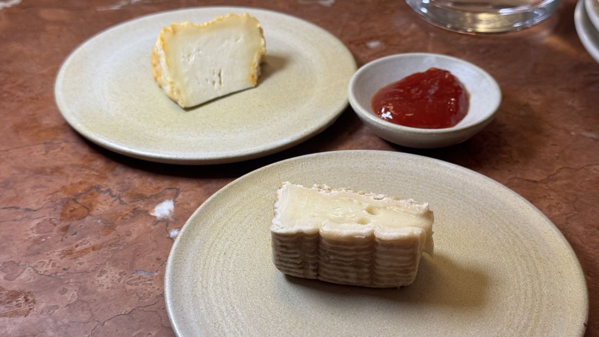 Dos de los quesos que se pueden tomar como postre en el restaurante Piedra (Barcelona) | Lourdes López Dos de los quesos que se pueden tomar como postre en el restaurante Piedra (Barcelona) | Lourdes López