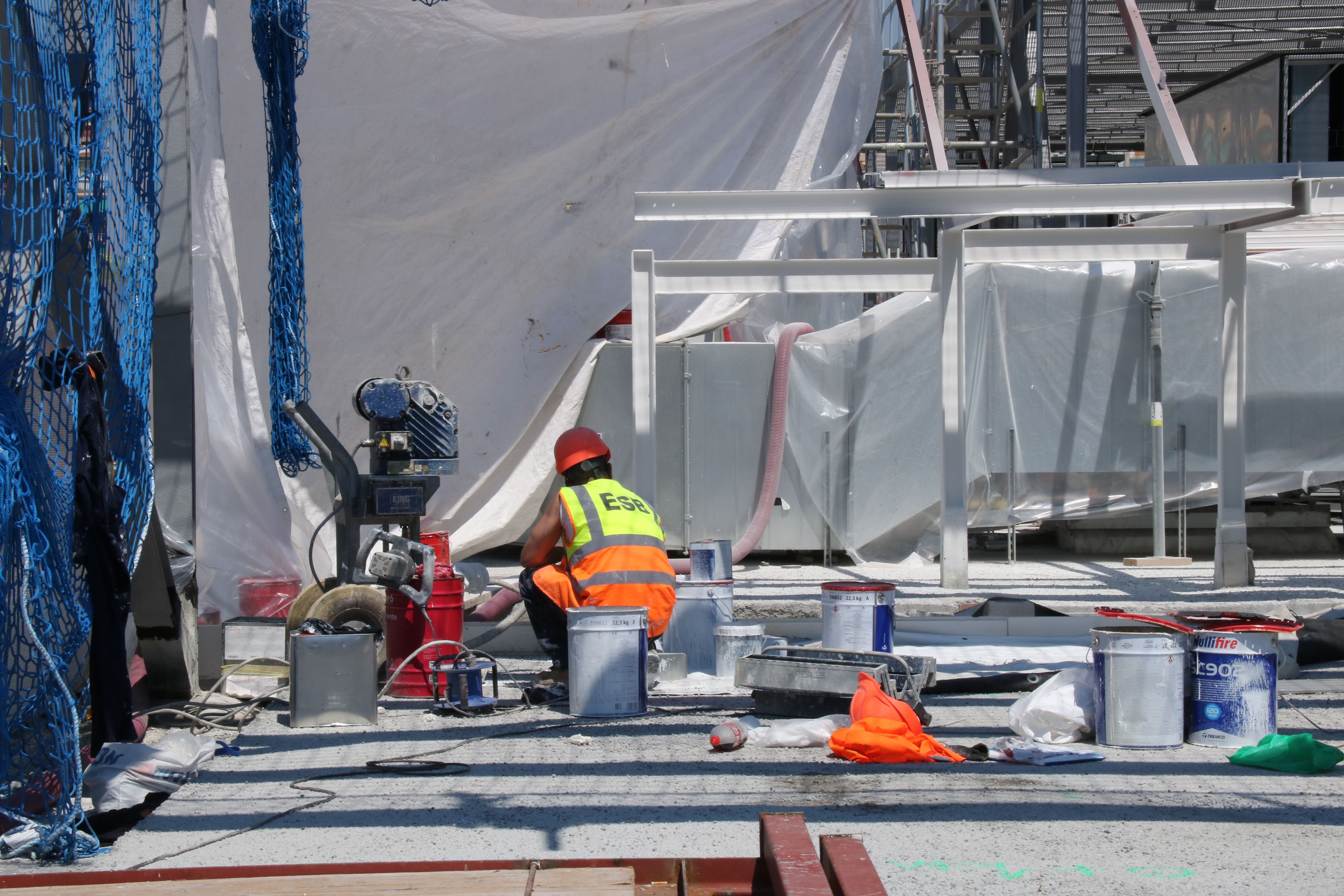 Un operari treballant a la planta superior de l'estació de Sants de Barcelona | Andrea Salazar (ACN)