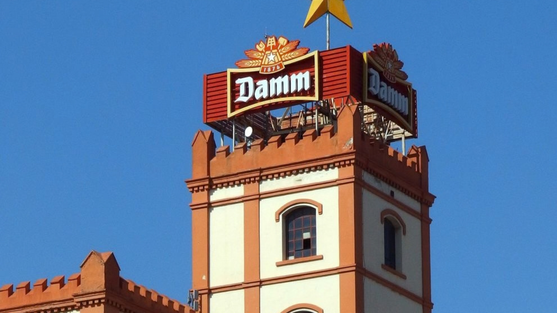 La antigua chimenea de la Bohèmia en la antigua fábrica de Damm del Eixample | Imágenes Barcelona