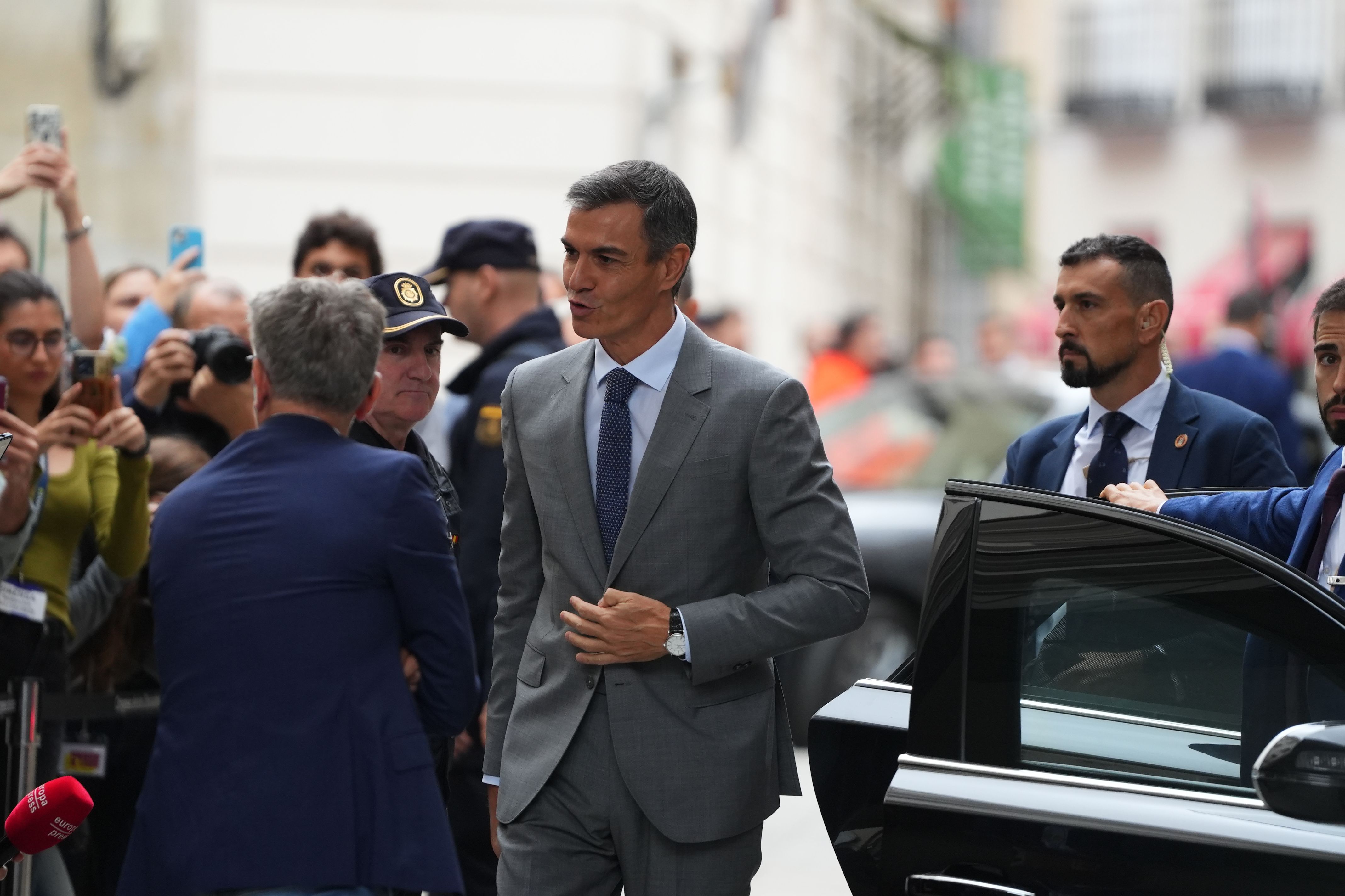 El presidente del gobierno español, Pedro Sánchez, llega al Congreso de los Diputados este viernes, antes del debate por los decretos de vivienda | Javier Barbancho (ACN)