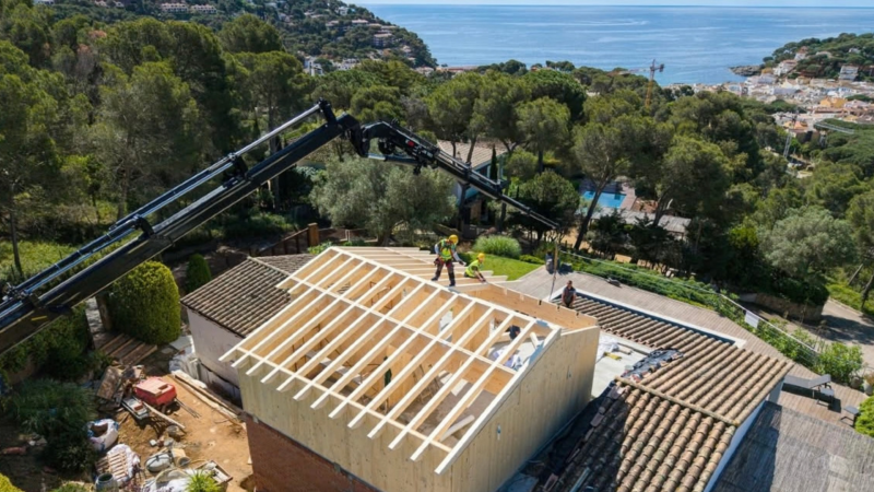 Construcció d'una planta superior amb panells CLT en una casa de la Costa Brava | Cedida Construcció d'una planta superior amb panells CLT en una casa de la Costa Brava | Cedida