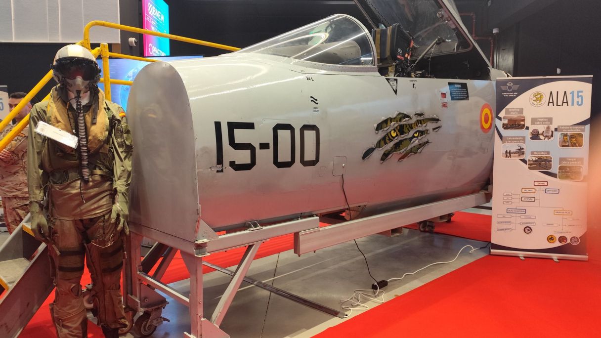 L'Ala 15 de l’Exèrcit de l’Aire i de l’Espai espanyol, a l'entrada del BNEW | Marc Vilajosana L'Ala 15 de l’Exèrcit de l’Aire i de l’Espai espanyol, a l'entrada del BNEW | Marc Vilajosana