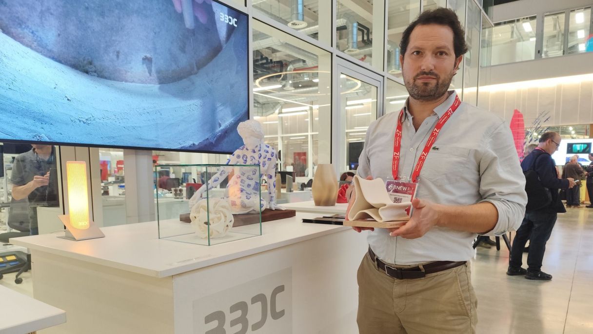 El propietari i director de Barcelona 3D Ceramics, Martí Baltà, amb els Premis Butaca a les mans | Marc Vilajosana El propietari i director de Barcelona 3D Ceramics, Martí Baltà, amb els Premis Butaca a les mans | Marc Vilajosana
