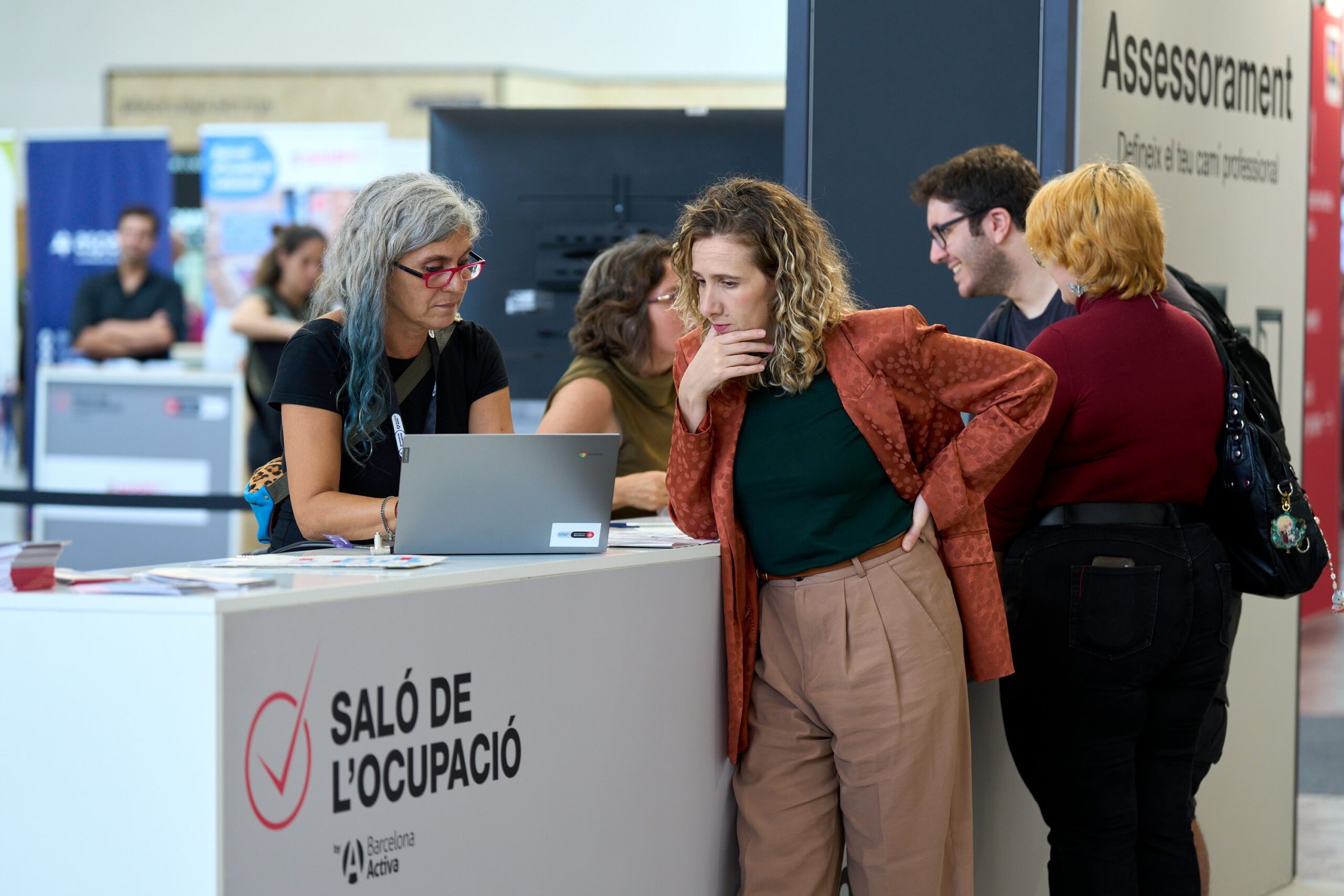 Una assistent consulta un estand al Saló de l'Ocupació de 2025 | Cedida