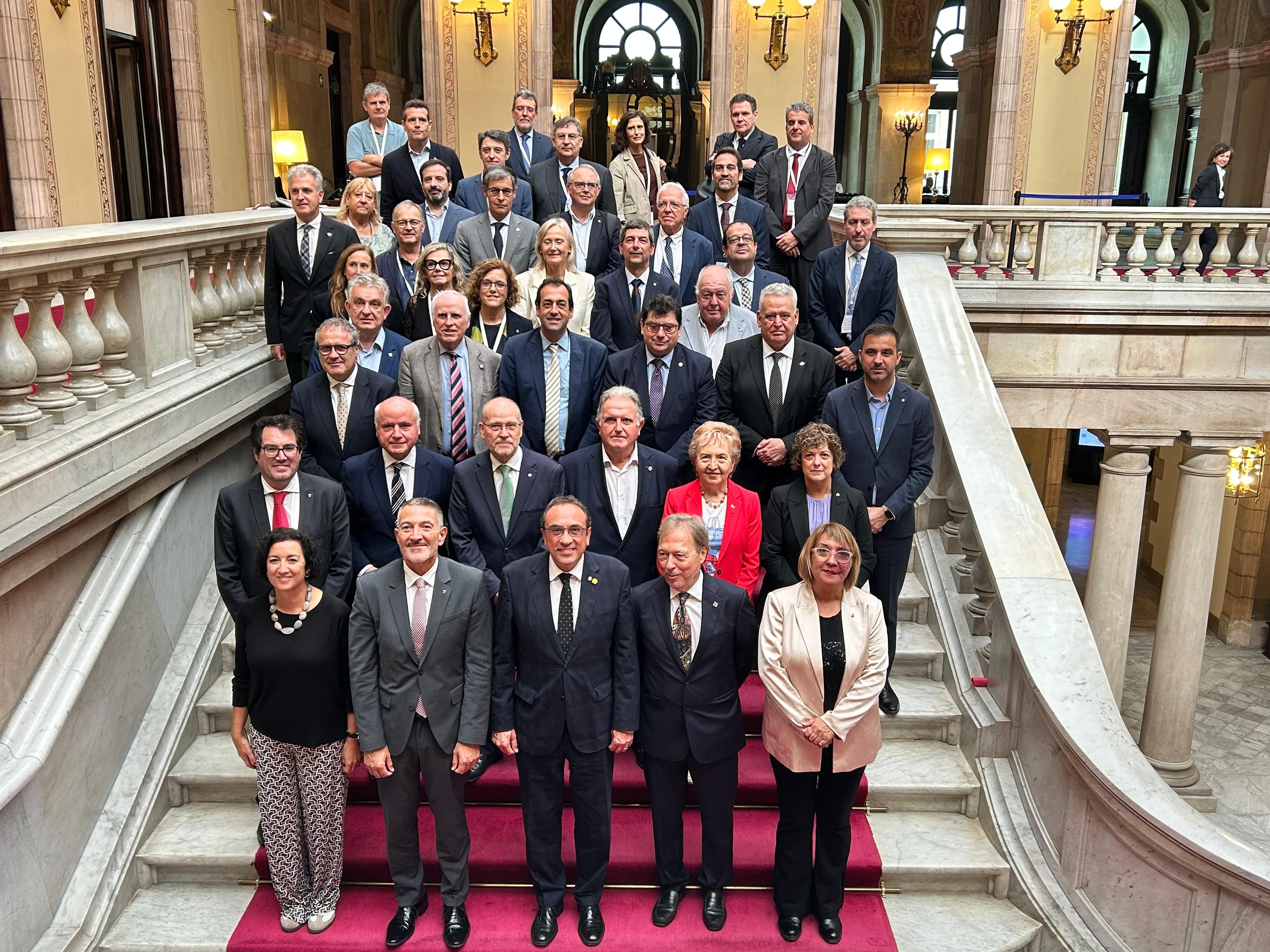 Foto de familia en el Parlament tras aprobarse la Ley de Cámaras y del Consell General de les Cambres | Europa Press