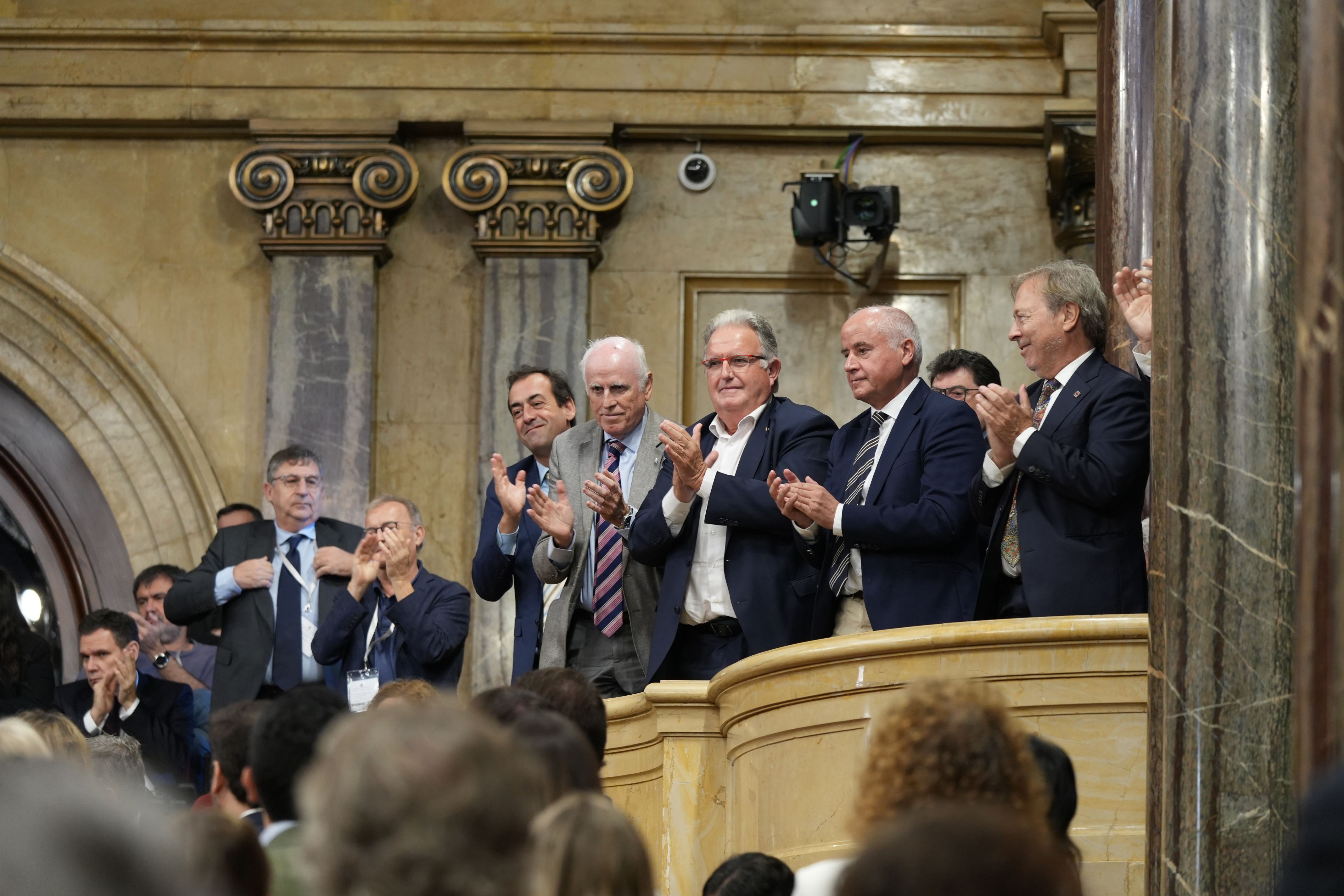 Els presidents i presidentes de les tretze cambres catalanes aplaudeixen l'aprovació de la Llei de Cambres | Sara Soteras (ACN)