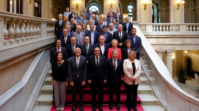 Foto de família al Parlament després d'aprovar-se la Llei de Cambres | Cedida Foto de família al Parlament després d'aprovar-se la Llei de Cambres | Cedida