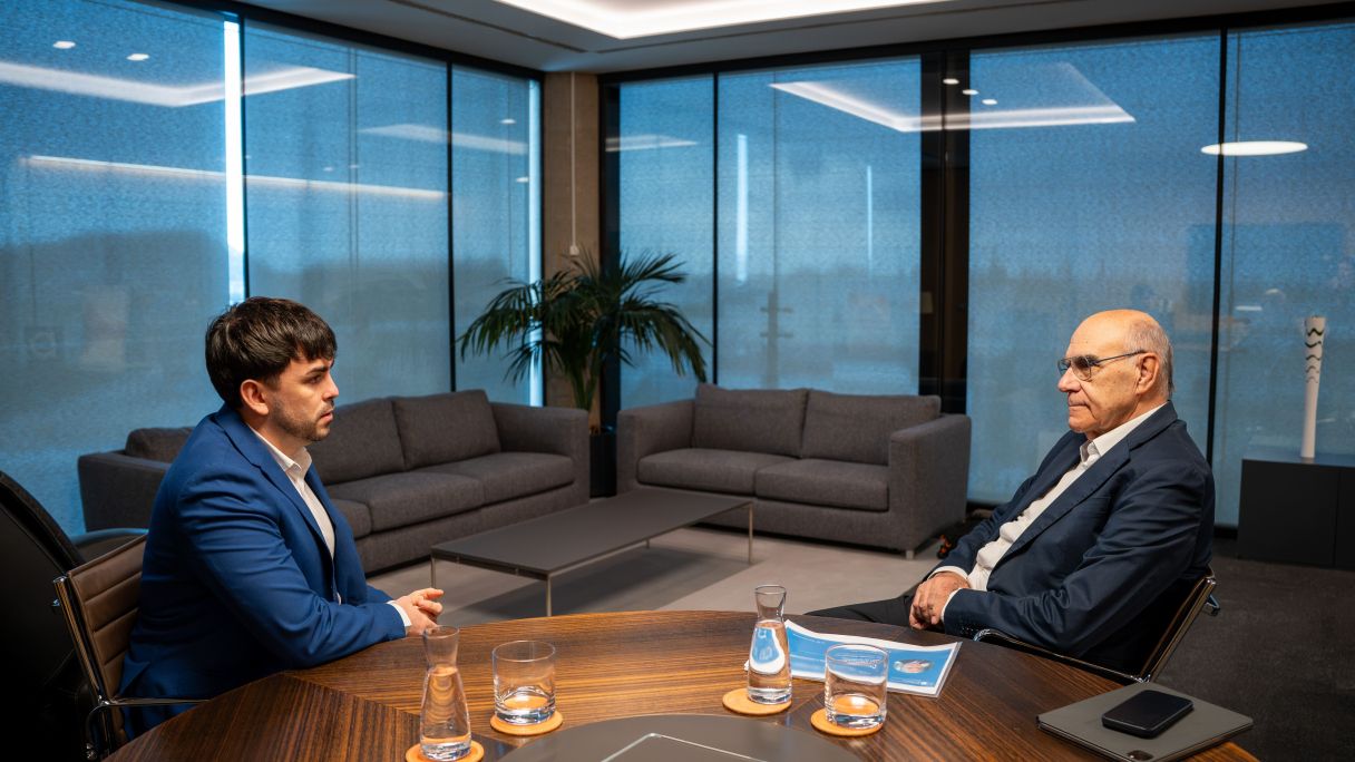 Alemany conversa amb el director de VIA Empresa, Carlos Rojas, al seu despatx de Saba Infraestructuras de la Zona Franca | Carolina Santos Alemany conversa amb el director de VIA Empresa, Carlos Rojas, al seu despatx de Saba Infraestructuras de la Zona Franca | Carolina Santos
