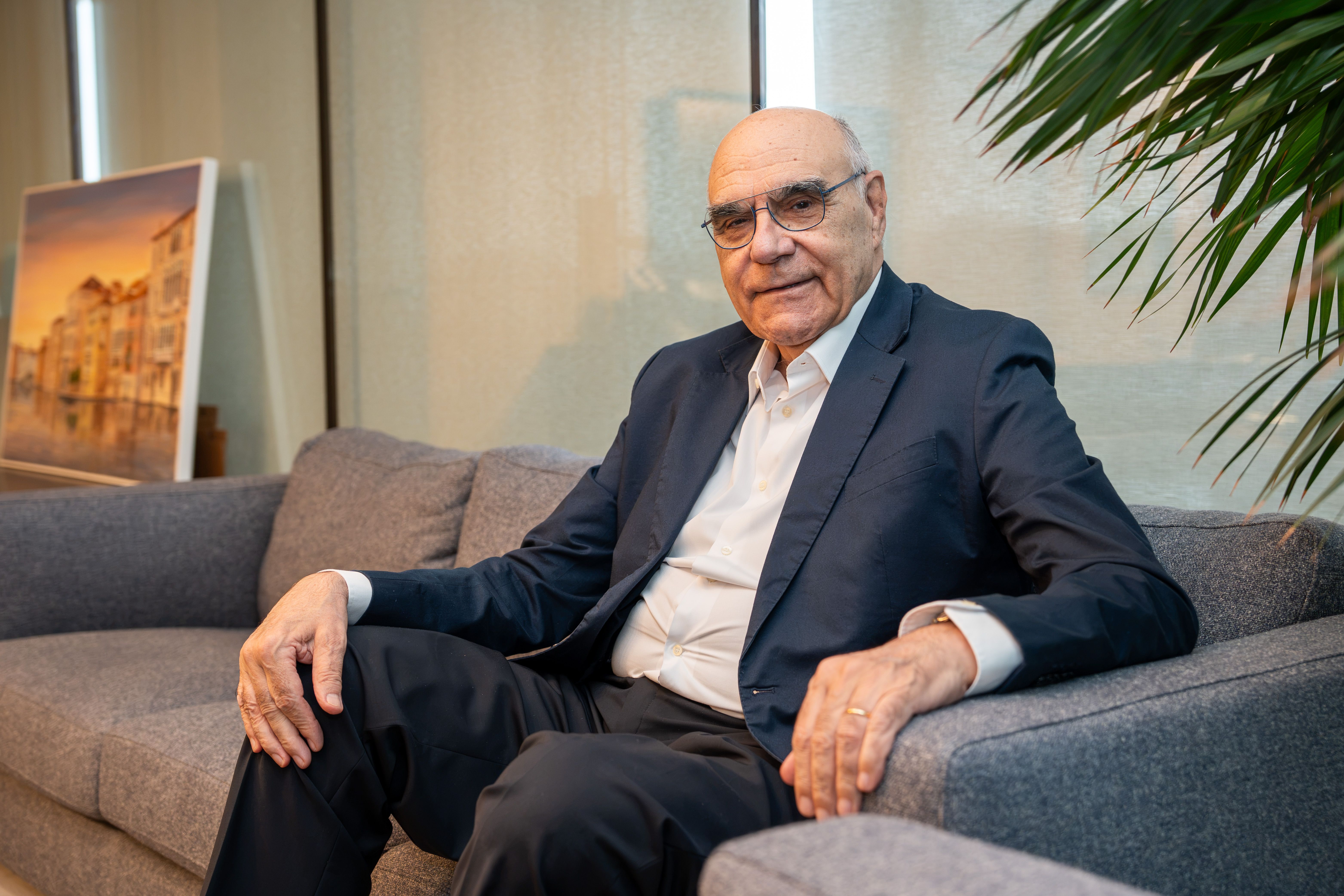 El president de Saba Infraestructuras, Salvador Alemany, al seu despatx de l'edifici de Saba a la Zona Franca | Carolina Santos
