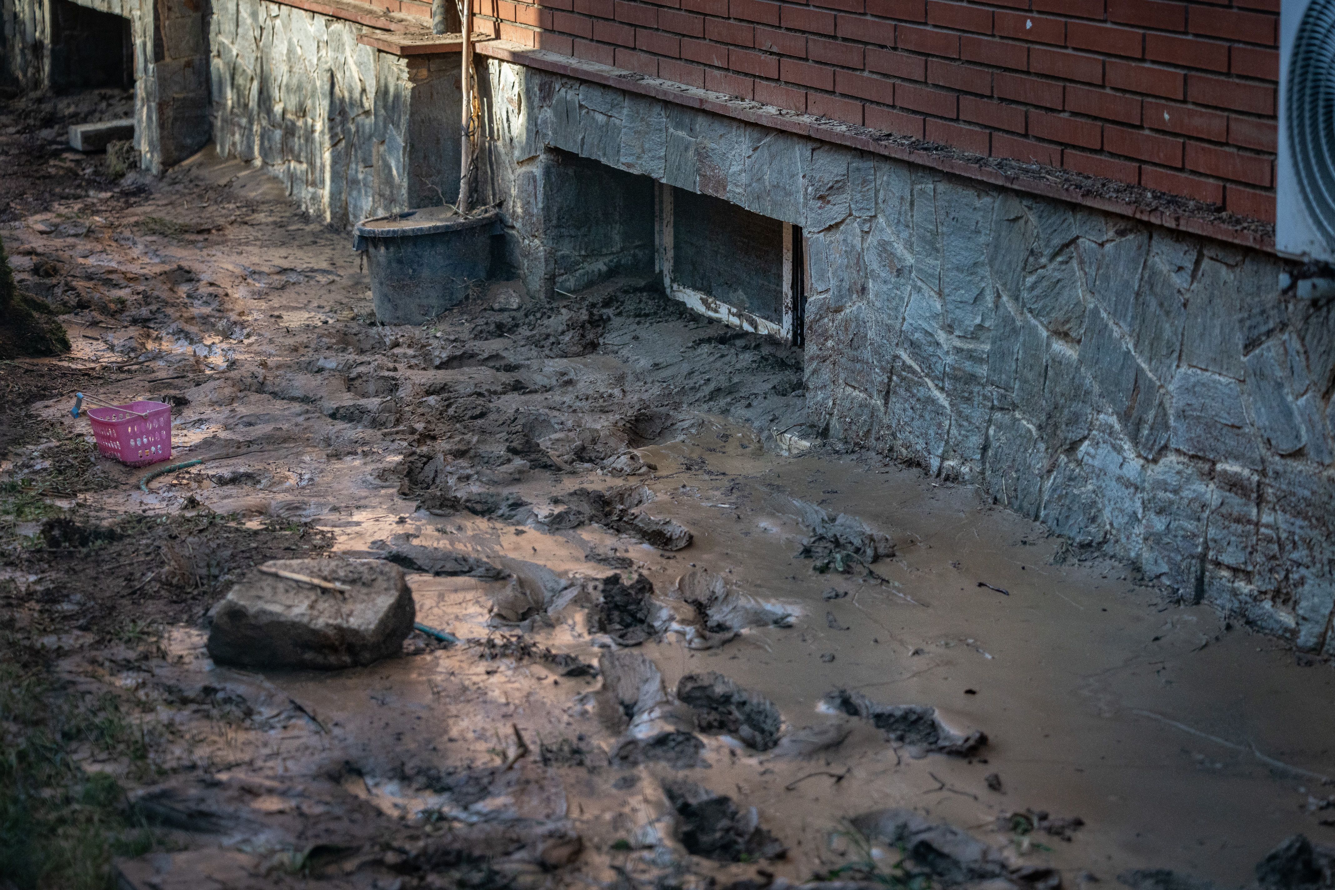 Una finestra del garatge on un veí de Montornès ha perdut la vida durant el temporal torrencial d'aquest cap de setmana | Jordi Borràs (ACN)