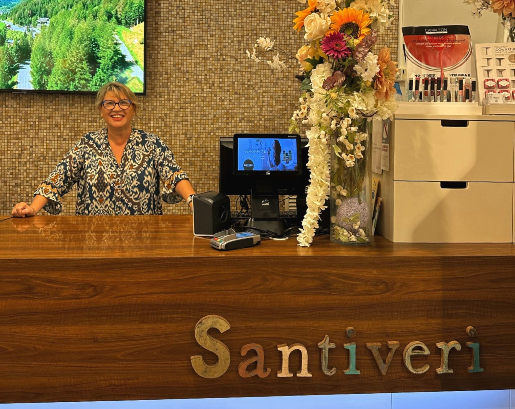 Una dona posa darrere d'un taulell de Santiveri a Tarragona | santiveritarragona.com