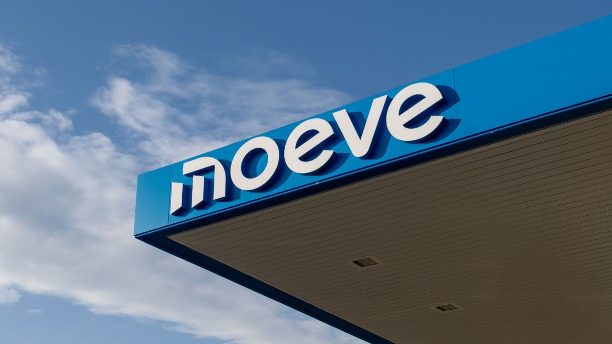 Logotip de Moeve en una estació | Cedida Logotip de Moeve en una estació | Cedida