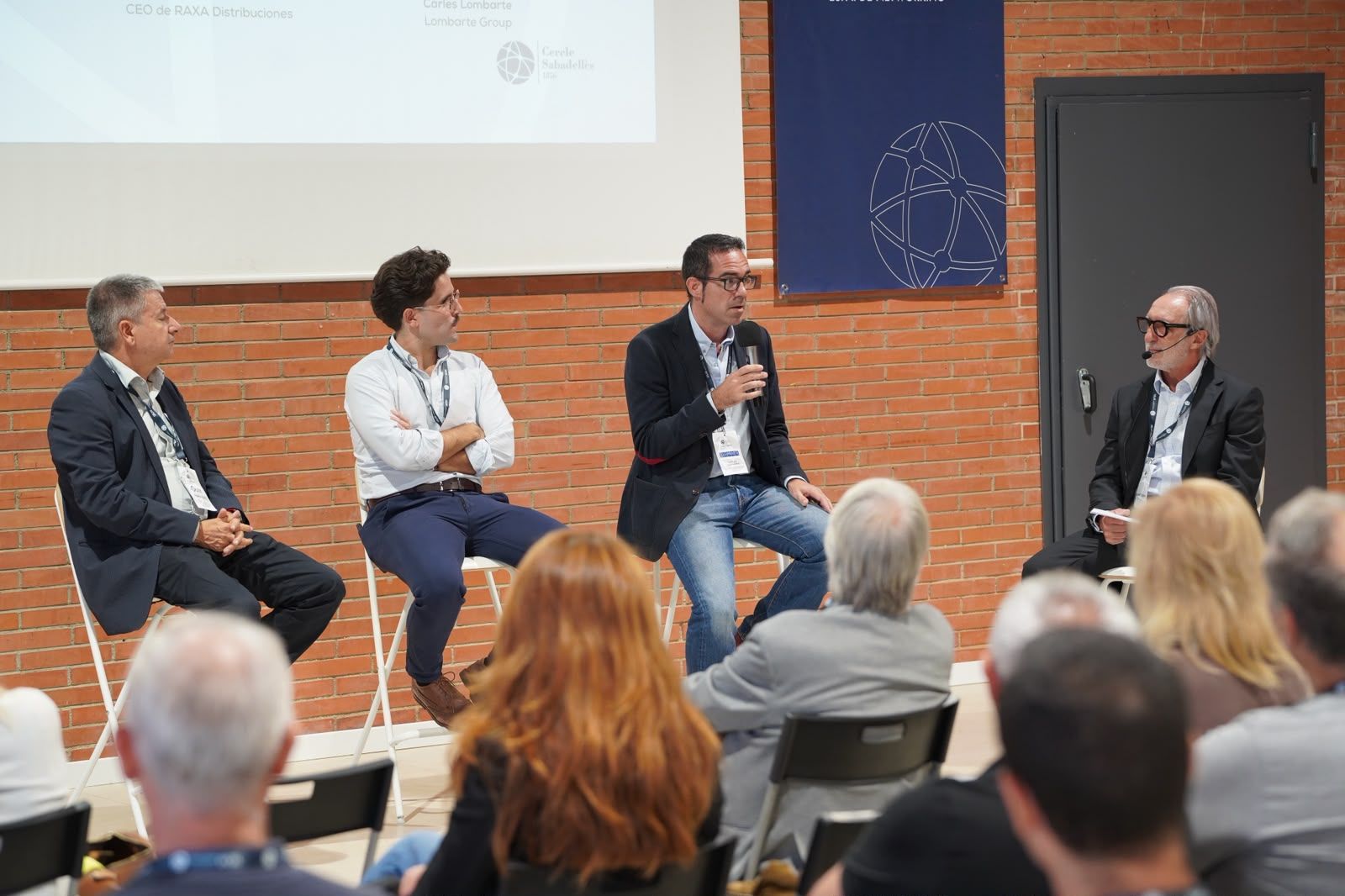 D'esquerra a dreta: Toni Prats, CEO de Solit Energia; Víctor García, CEO de RAXA Distribuciones i Carles Lombarte, de Lombarte Group, durant la sessió del Cercle Sabadellès 1856, moderada pel consultor Santiago Tiana (dreta) | Cedida