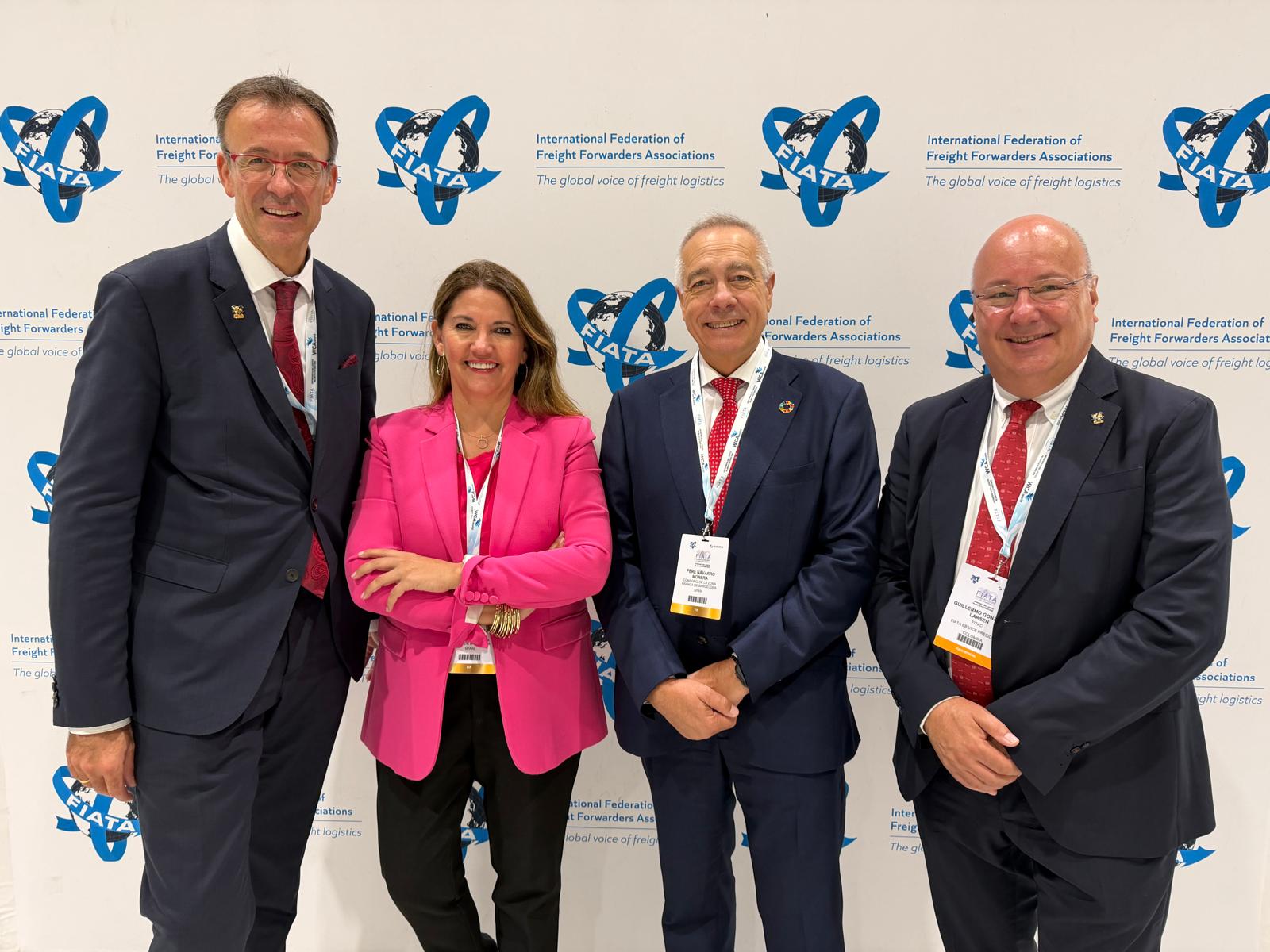 La directora general del CZFB, Blanca Sorigué, i el president del CZFB, Pere Navarro, posen al centre amb dos representants de la FIATA | Cedida pel CZFB