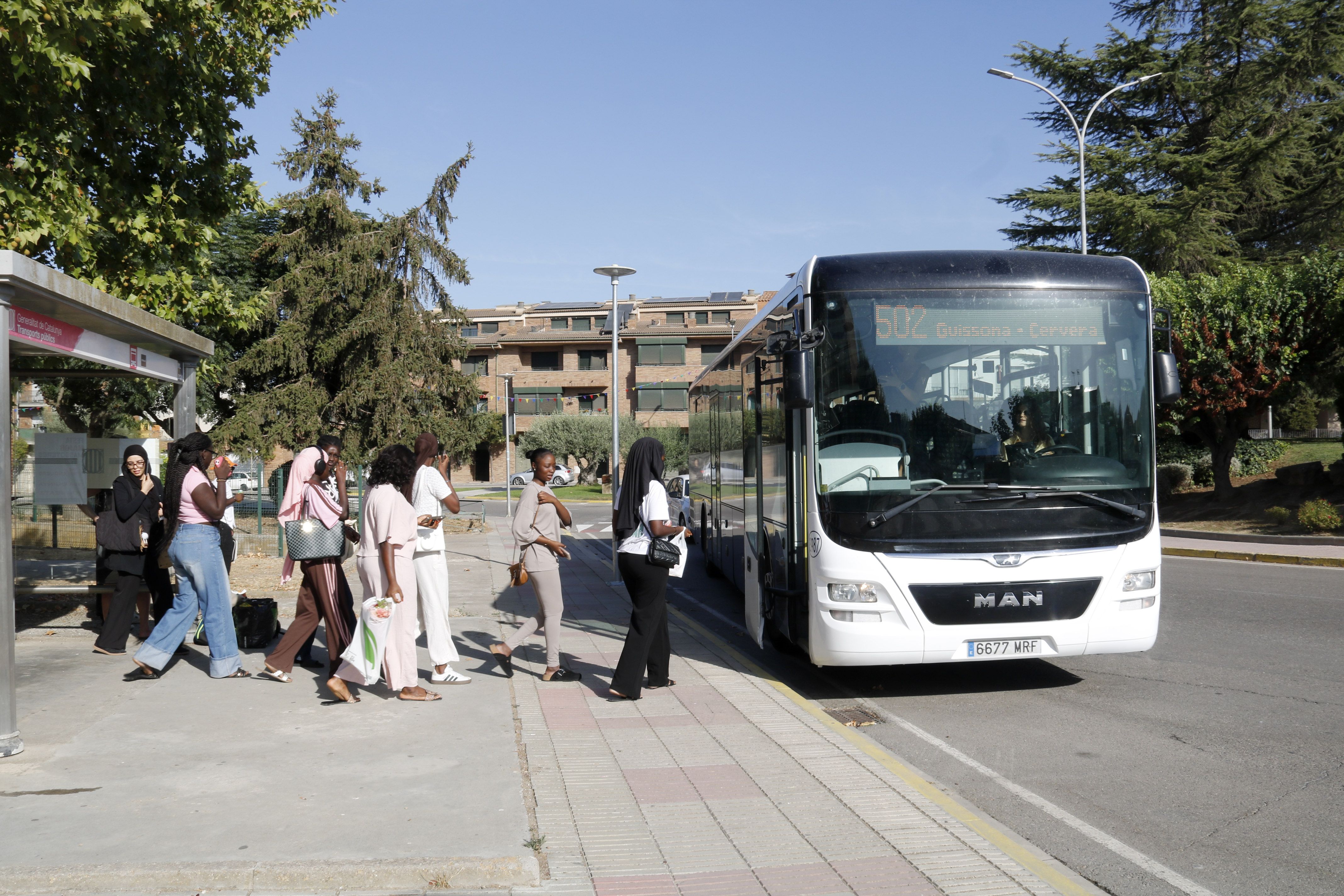 Cua d'usuaris abans de pujar al bus que uneix Guissona i Cervera | Anna Berga (ACN)