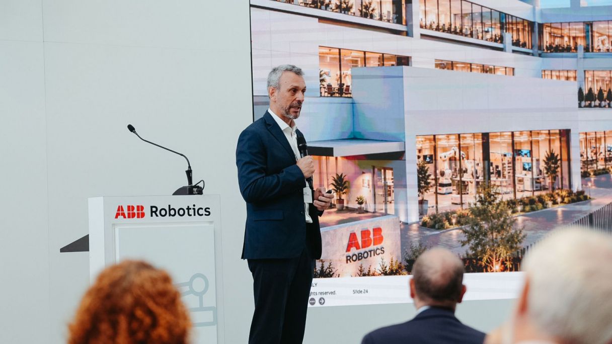 Sergio Martín, director general d'ABB Robotics a Espanya i Portugal, amb una simulació de la nova seu a Sabadell | Cedida