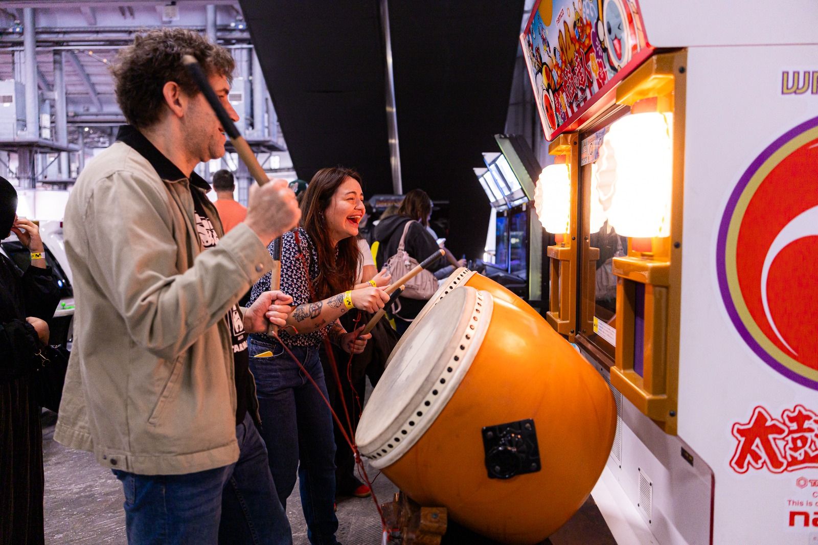 Dos visitants juguen al videojoc 'Taiko no Tatsujin' en la secció 'retro' del SAGA Barcelona Game Fest | Cedida