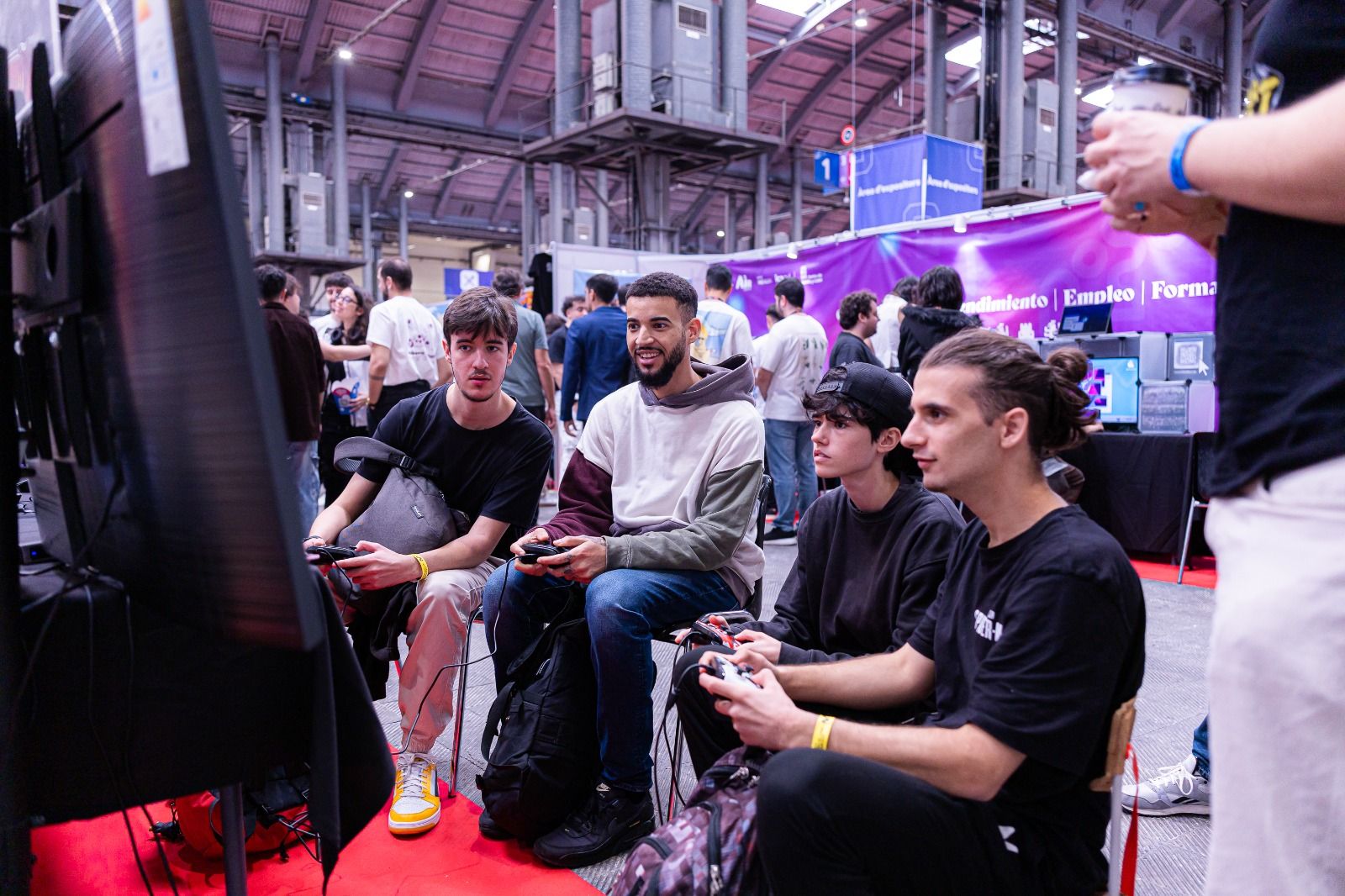 Assistents al SAGA Barcelona Game Fest juguen a un videojoc multijugador | Cedida