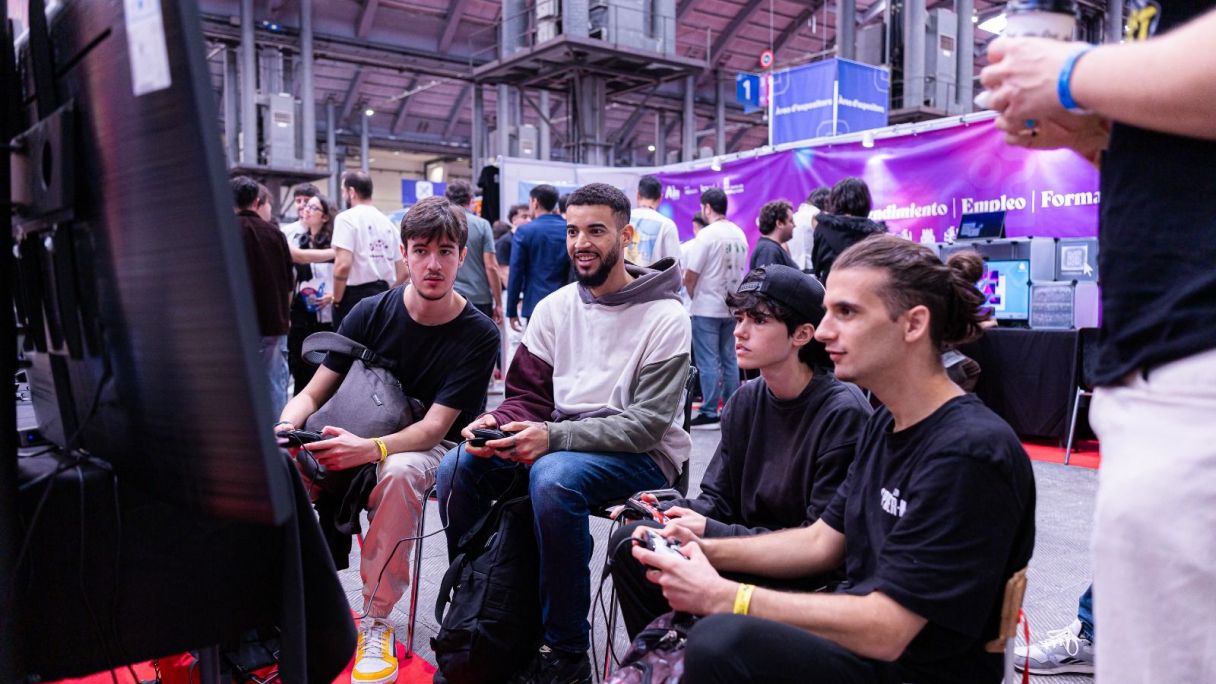 Asistentes al SAGA Barcelona Game Fest juegan a un videojuego multijugador | Cedida Asistentes al SAGA Barcelona Game Fest juegan a un videojuego multijugador | Cedida