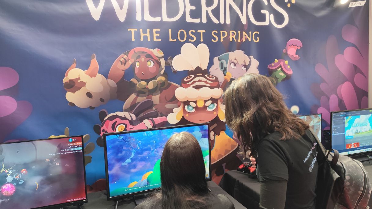 Dos visitants juguen a 'Wilderings: The Last Spring', de Herobeat Studios | Marc Vilajosana Dos visitants juguen a 'Wilderings: The Last Spring', de Herobeat Studios | Marc Vilajosana