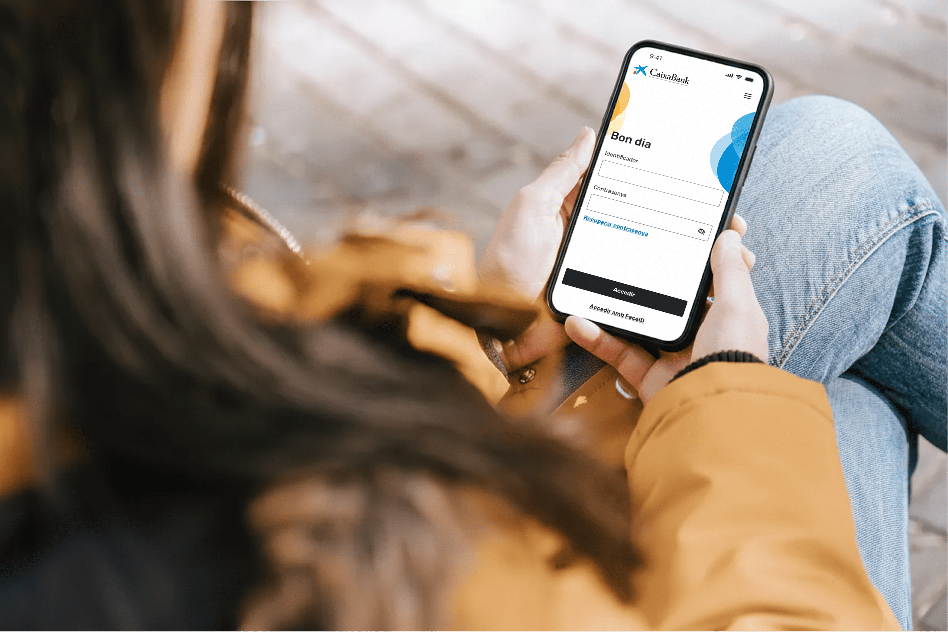 Una dona utilitza l’app mòbil de CaixaBank | Cedida