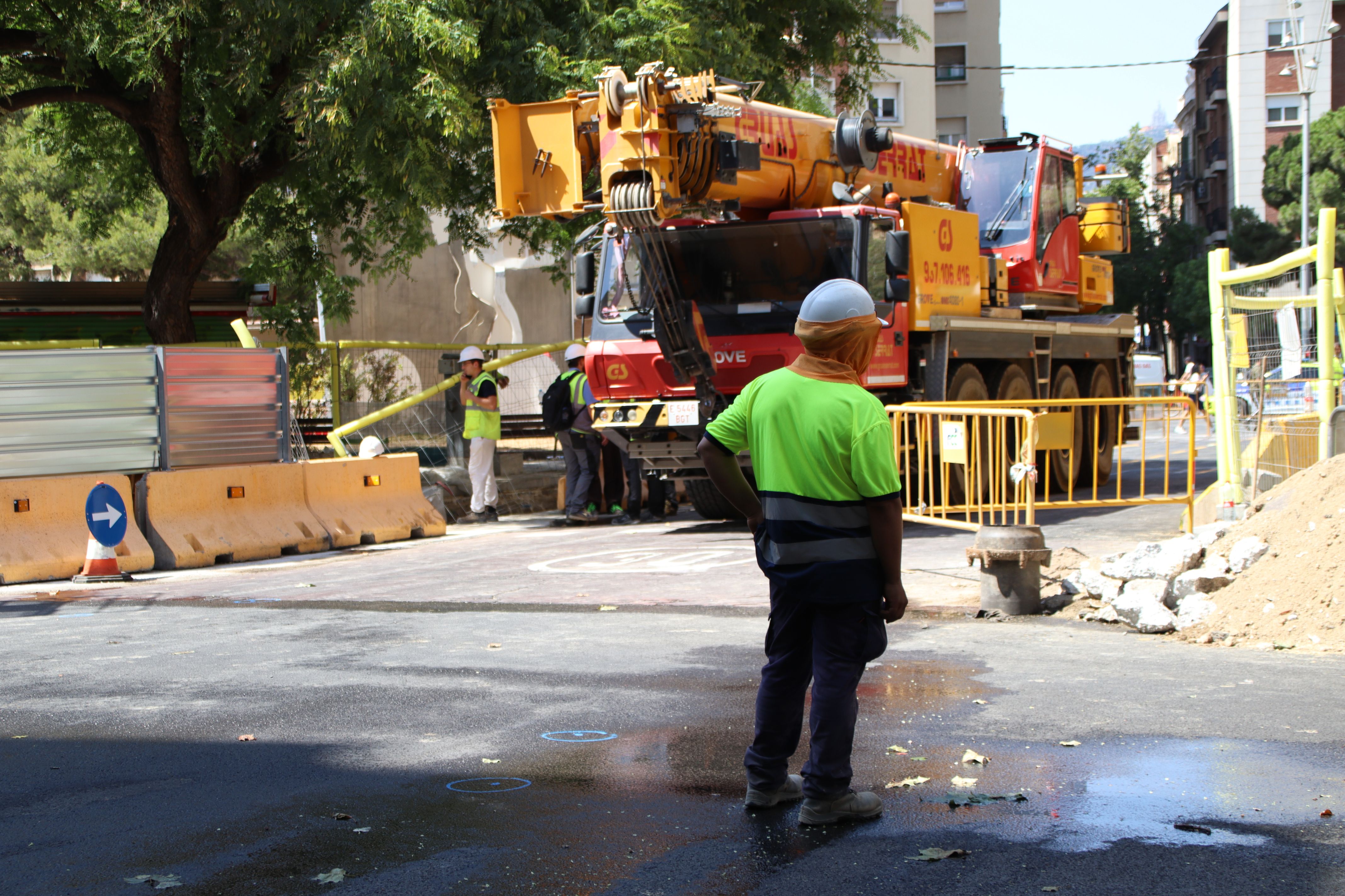 Un operari amb la grua de fons | Blanca Blay (ACN)