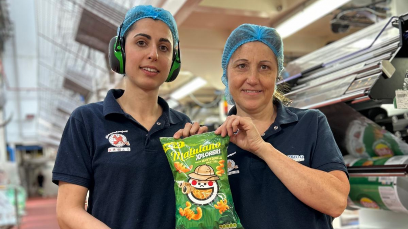Dues treballadores de la planta de PepsiCo mostren una bossa del nou format de Matutano | Cedida Dues treballadores de la planta de PepsiCo mostren una bossa del nou format de Matutano | Cedida