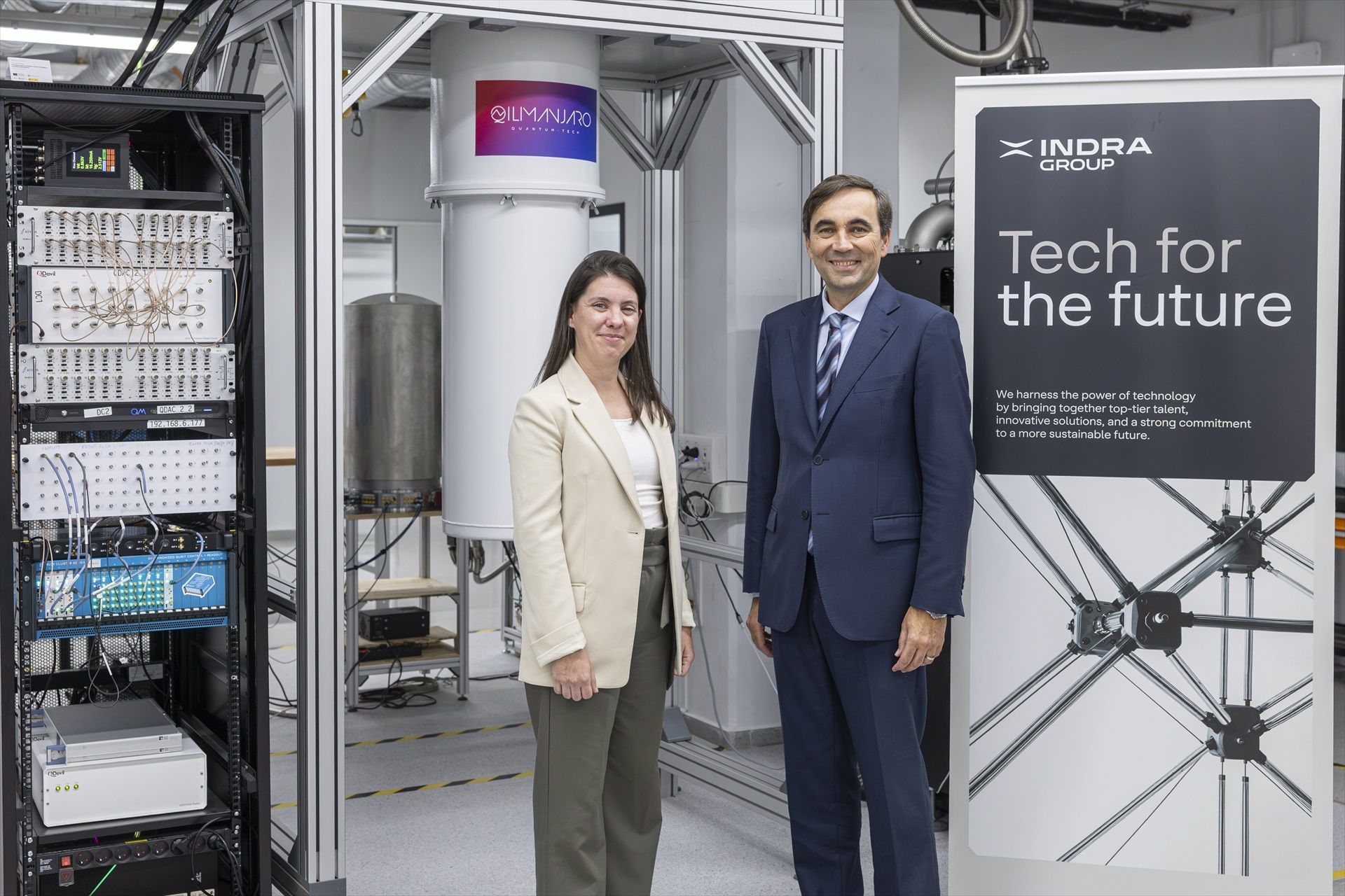 La consellera delegada de Qilimanjaro Quantum Tech, Marta P. Estarellas, i el director d'Indra Group a Catalunya, Enric Blasco | Europa Press
