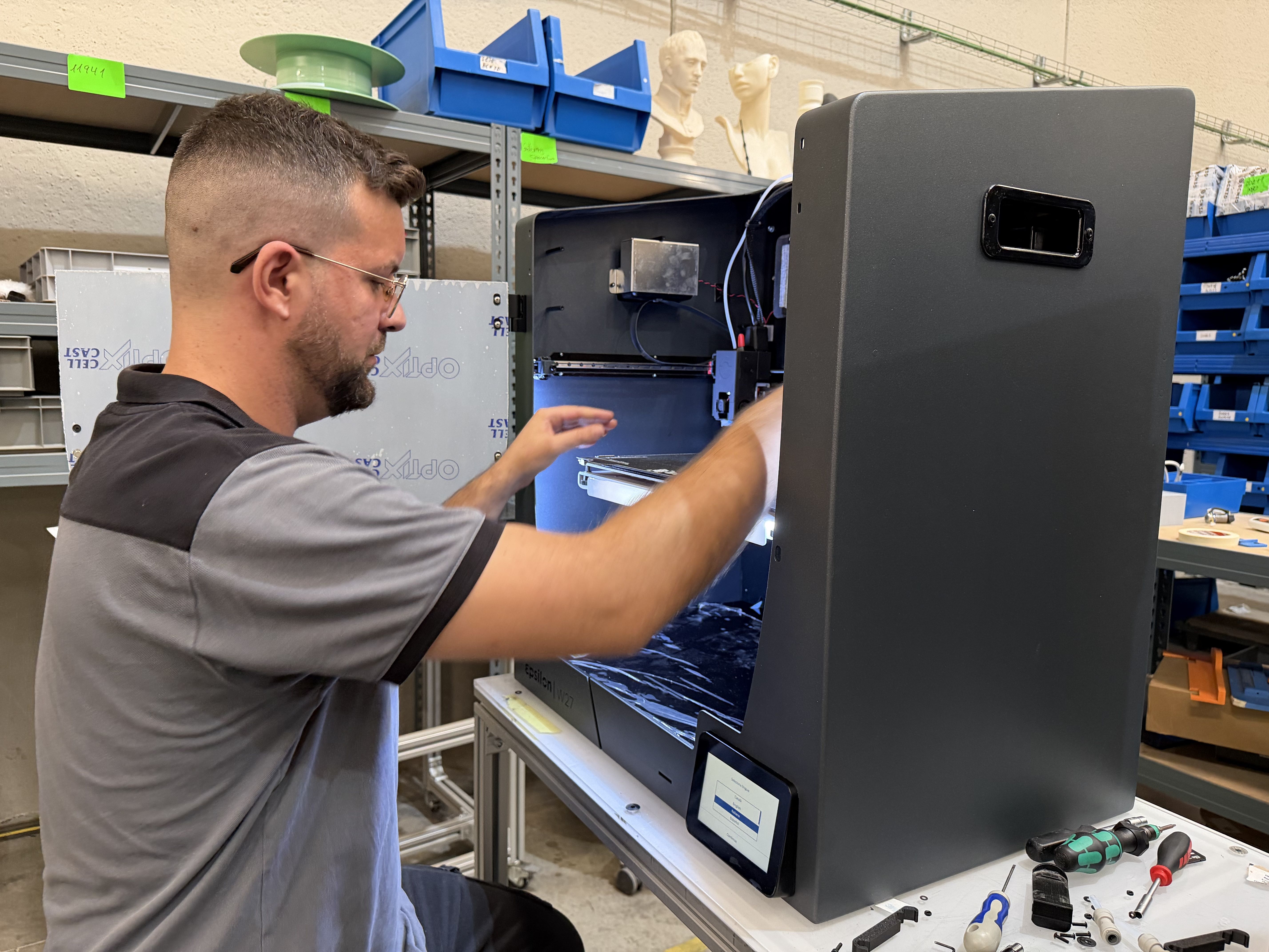 Un treballador connectant circuits en una impressora 3D amb IA a la fàbrica d'Ingroup a Lleida | Oriol Bosch (ACN)