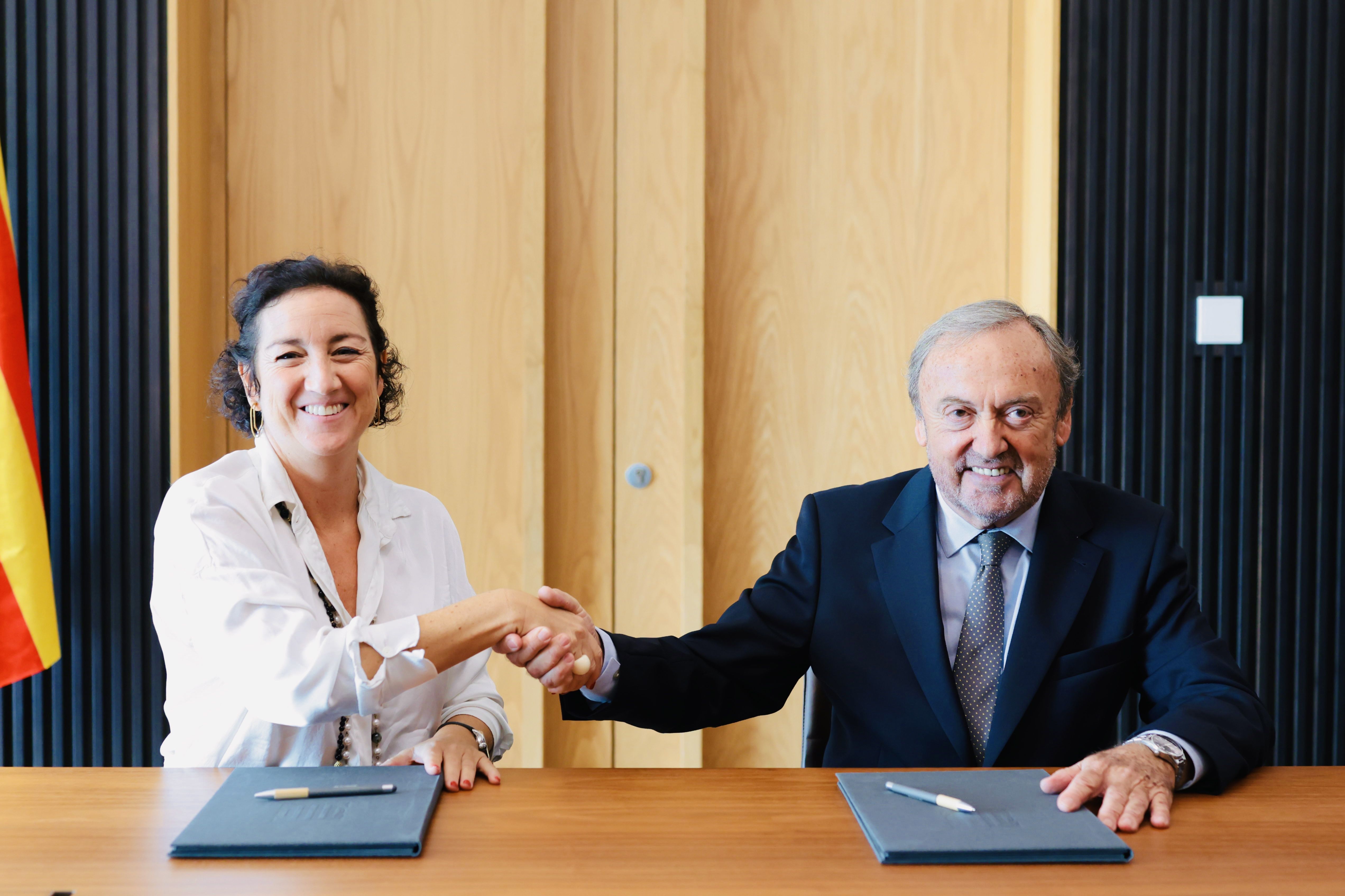 La consellera d’Economia i Finances, Alícia Romero, i el president del Racc, Josep Mateu, durant la signatura | Cedida