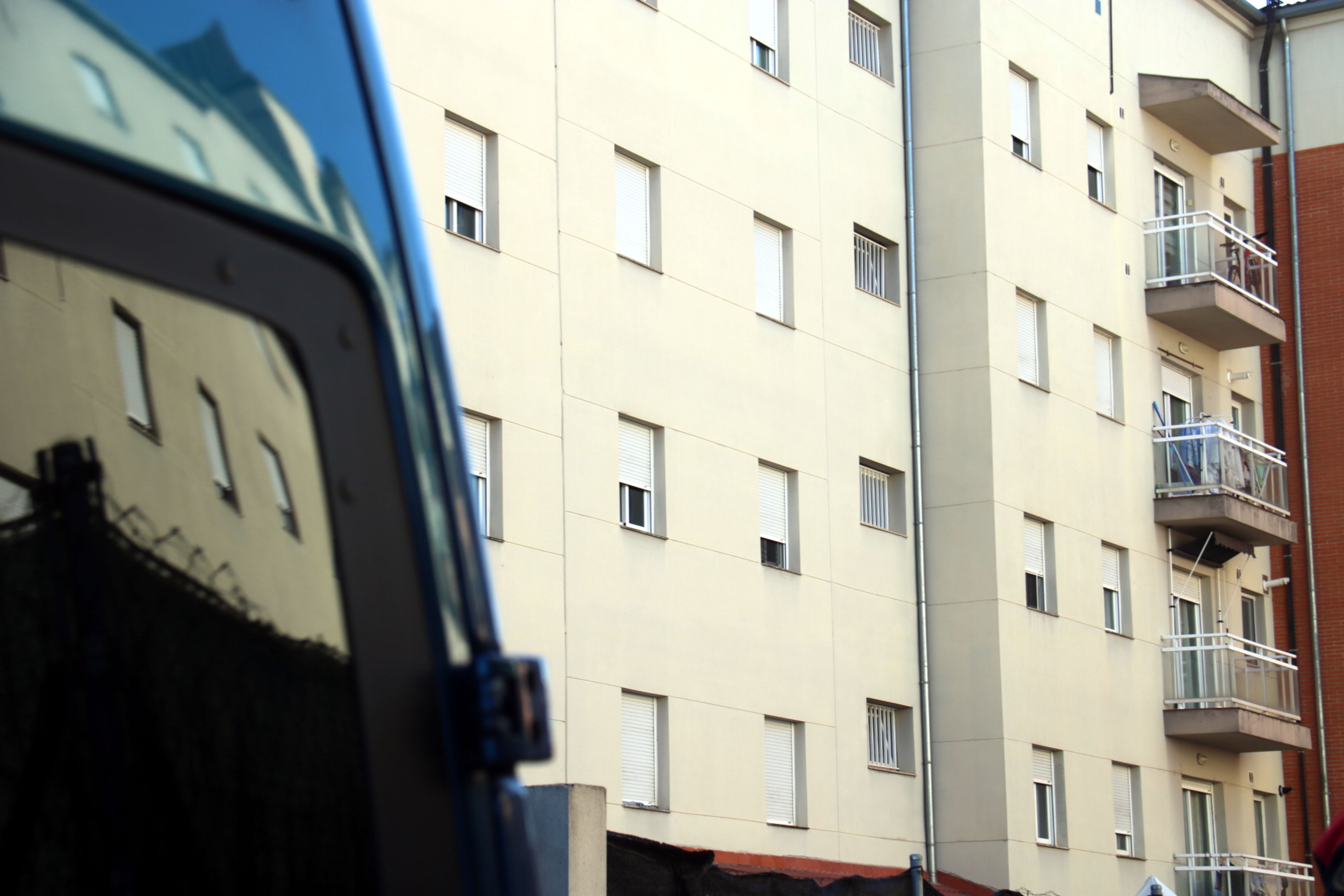 Un vehicle dels Mossos durant el desnonament en un dels habitatges dels anomenats pisos de la Caixa, al carrer Òmnium Cultural de Vic | Nia Escolà (ACN) 