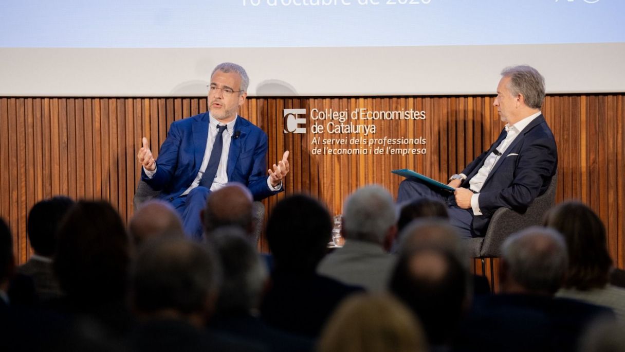 El presidente y consejero delegado de Aena, Maurici Lucena, conversa con el decano del Colegio de Economistas, Carles Puig de Travy | Cedida El presidente y consejero delegado de Aena, Maurici Lucena, conversa con el decano del Colegio de Economistas, Carles Puig de Travy | Cedida