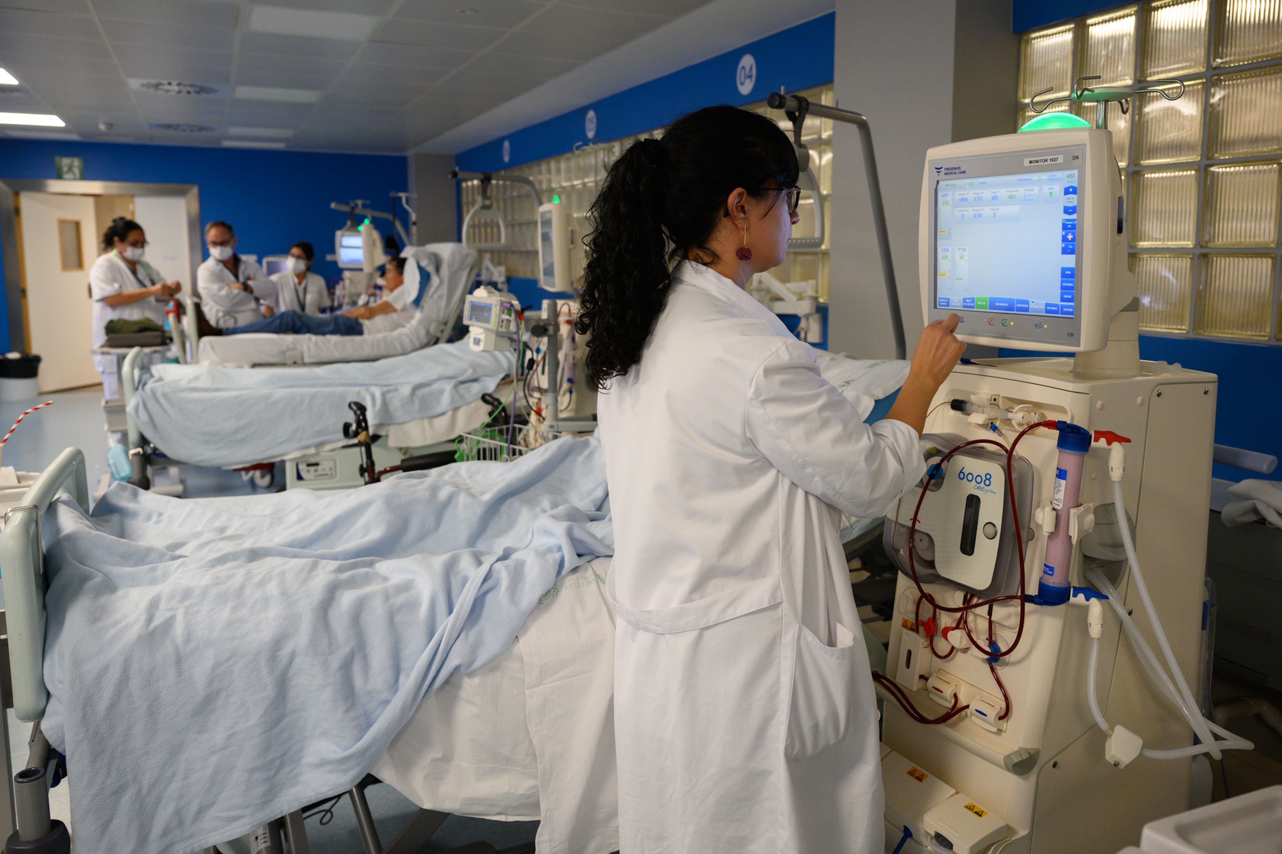 Una infermera programa el monitor en una sessió de diàlisi a l'Hospital Clínic de Barcelona | ACN