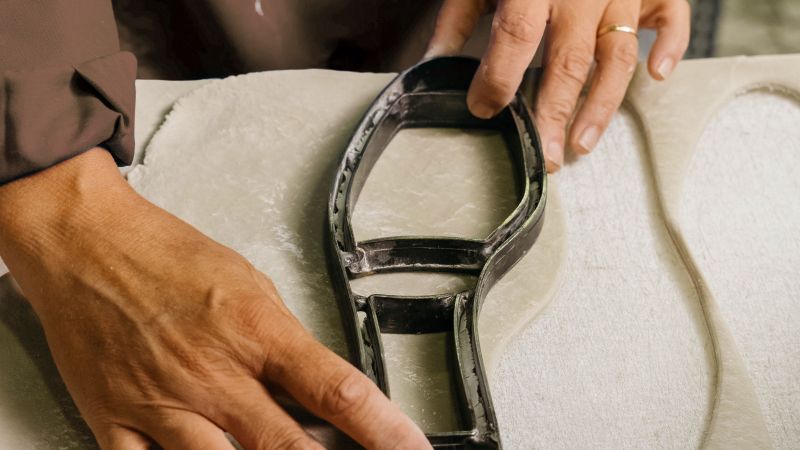 Pla detall de les mides de la sola d'una de les espardenyes de Castañer | Cedida Pla detall de les mides de la sola d'una de les espardenyes de Castañer | Cedida