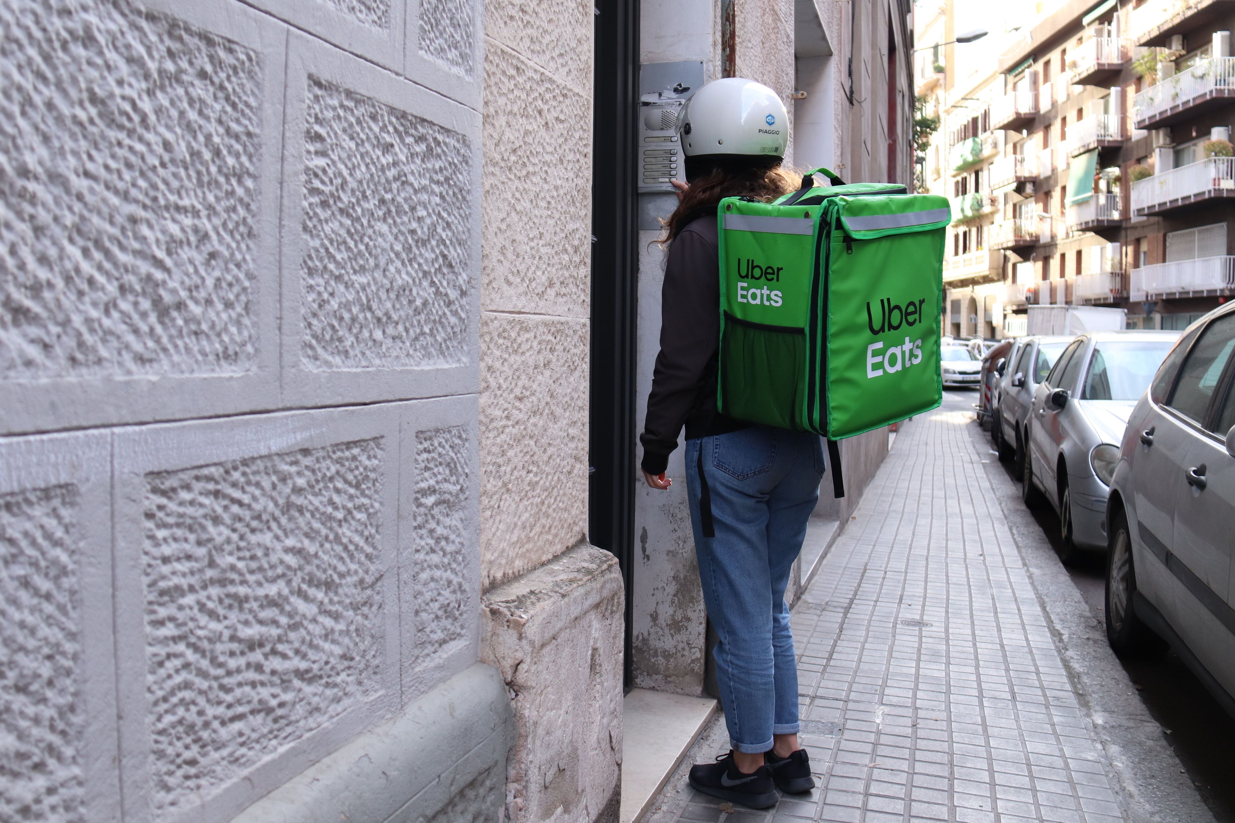 Pla general d'una repartidora d'Uber Eats | Aina Martí (ACN)
