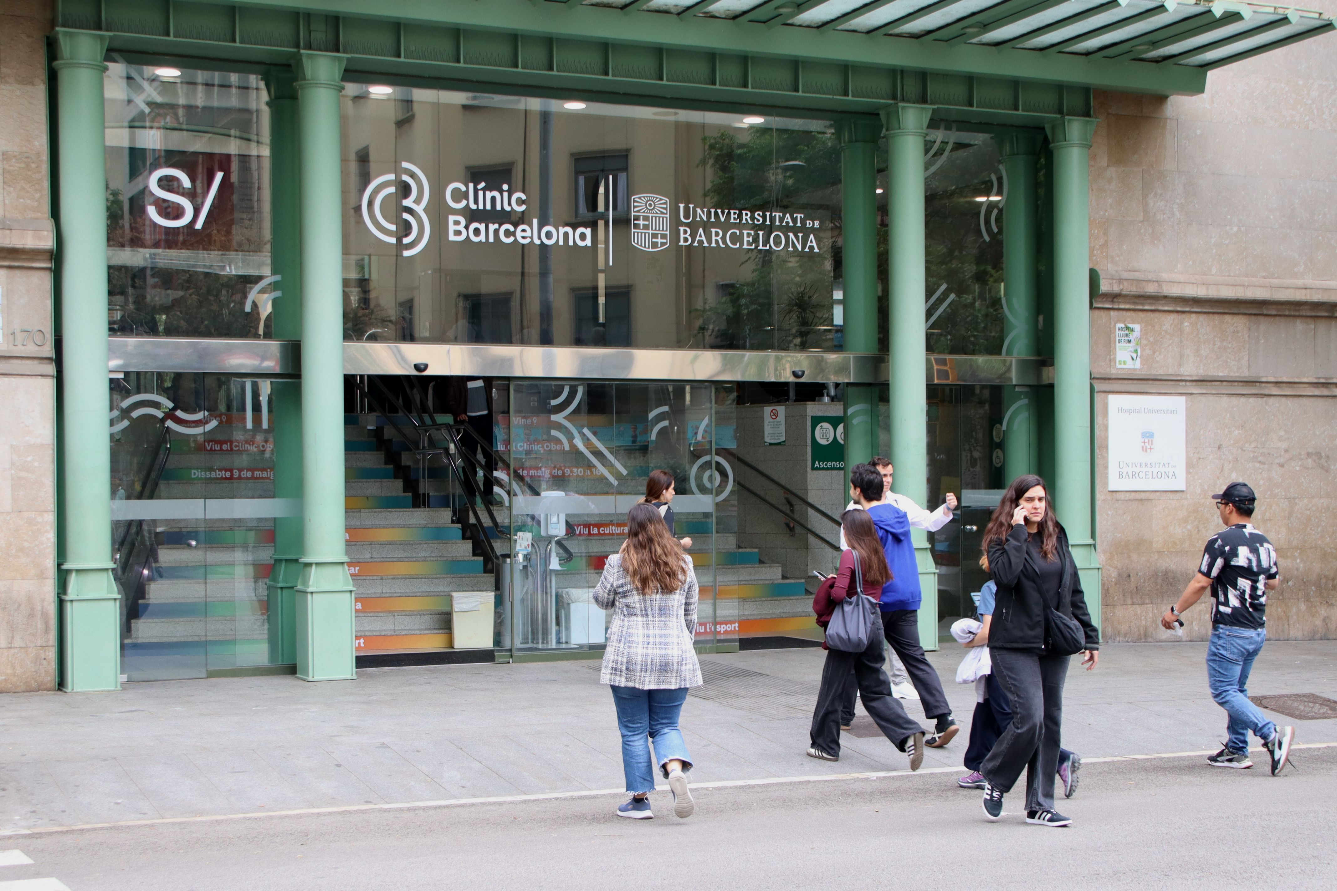 Diverses persones creuen el pas de vianants davant l'Hospital Clínic | Blanca Blay (ACN)