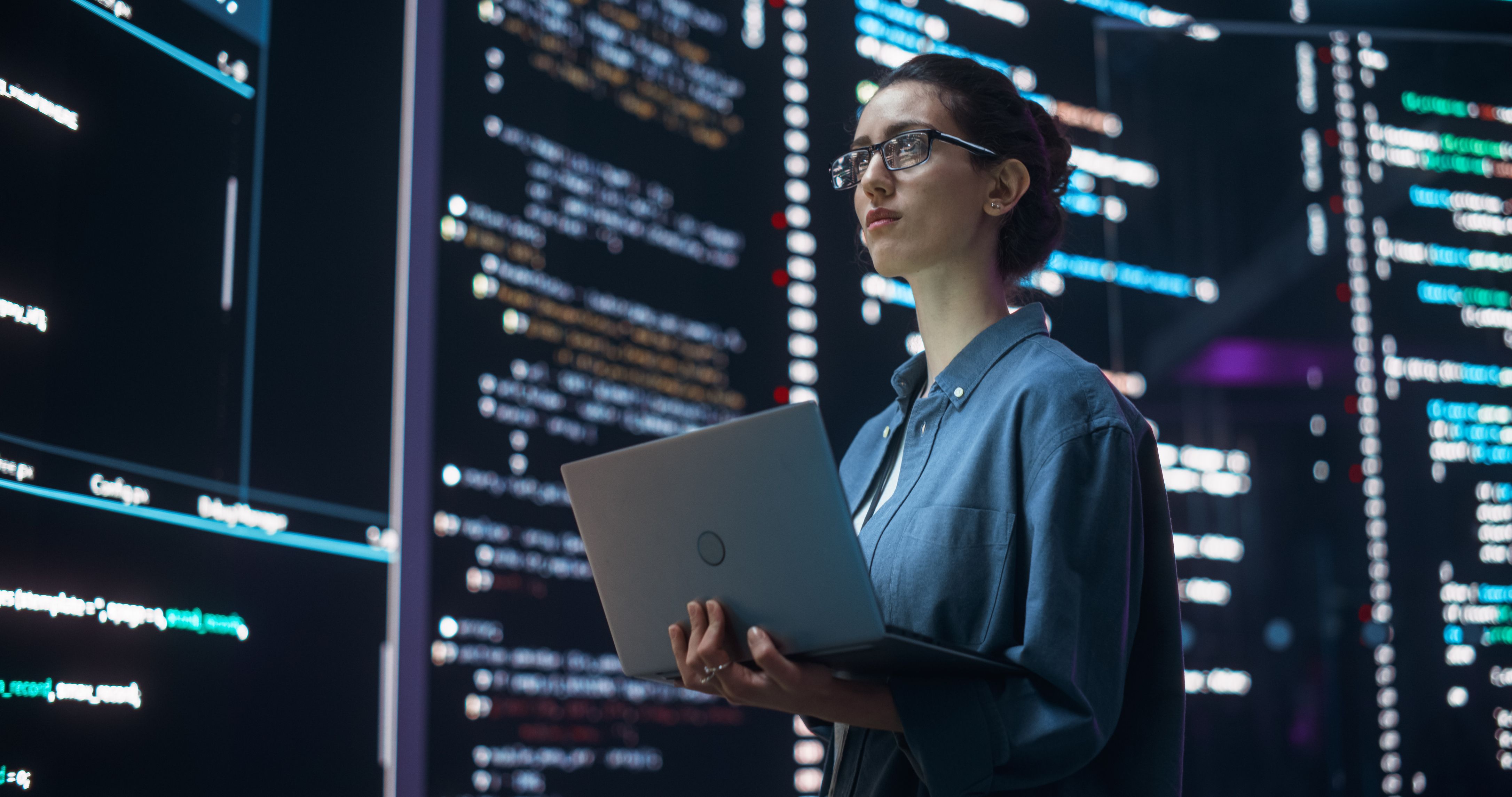 Programadora treballant en una sala de monitoratge | gorodenkoff (iStock)